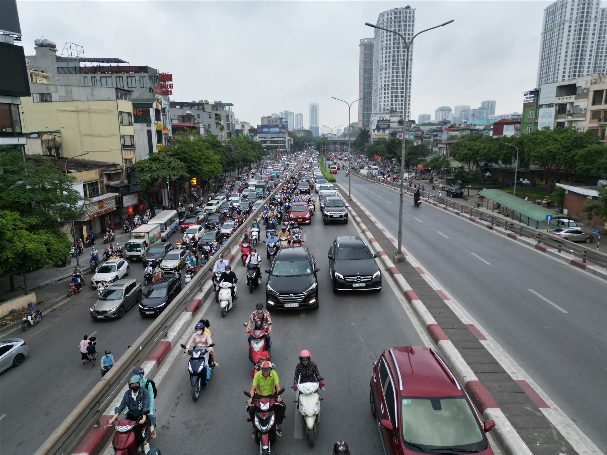 7h30, dòng xe ùn ứ, nhích từng chút một trên đường Trường Chinh và cầu vượt Vành đai 2, Hà Nội.