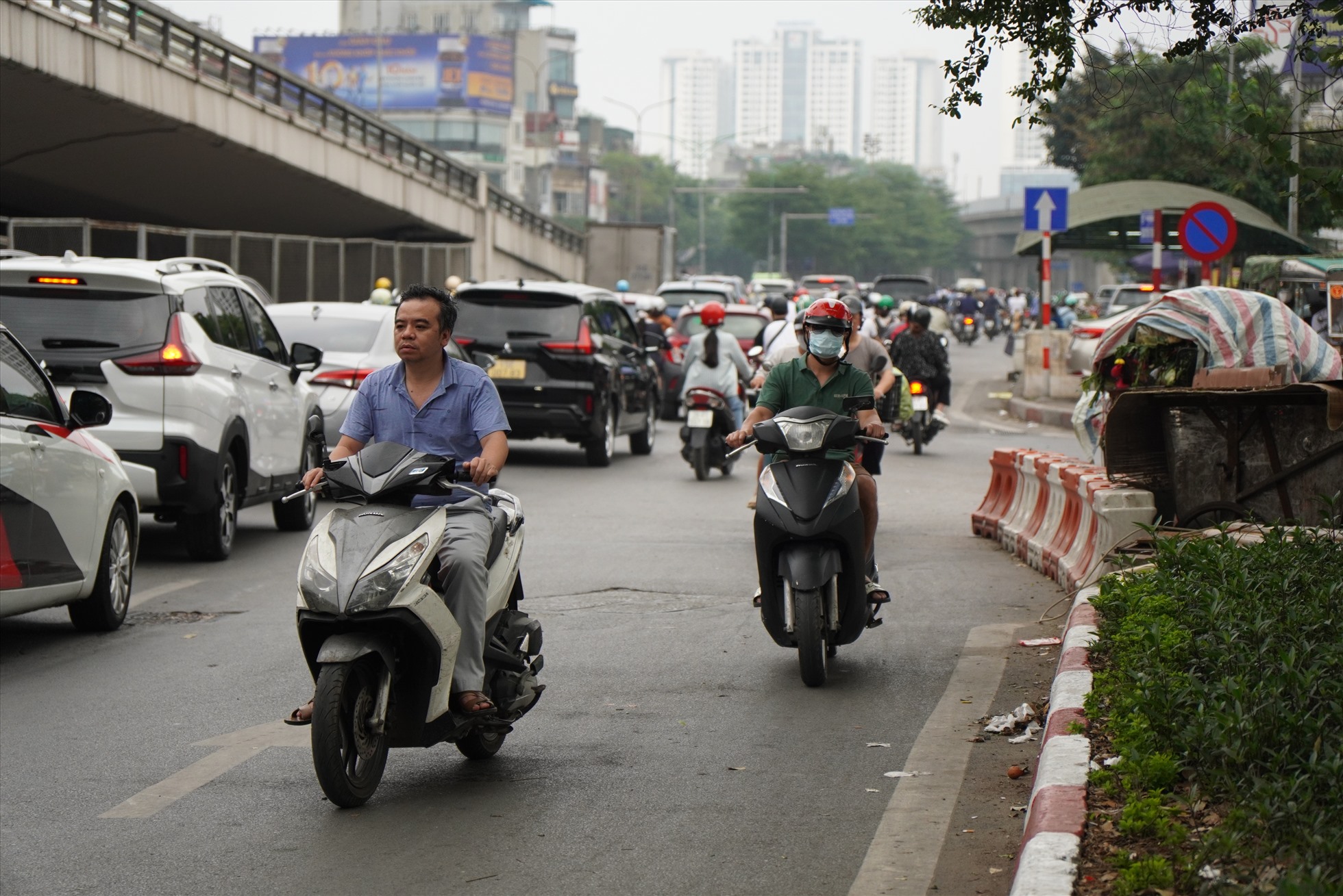 Nhưng nhiều phương tiện vẫn bất chấp đi ngược chiều. Ảnh: Hữu Chánh