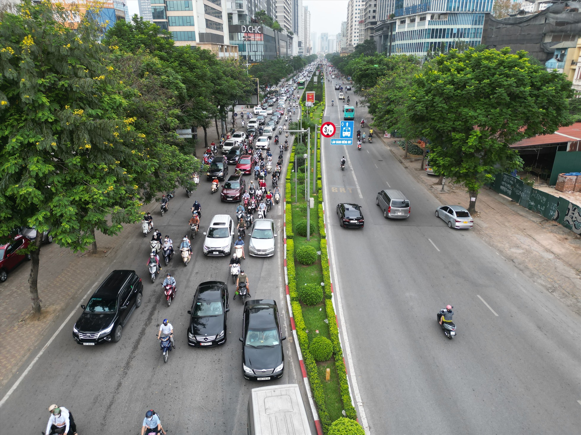 Ùn tắc tại lối lên cầu vượt Láng Hạ - Lê Văn Lương. Ảnh: Hữu Chánh