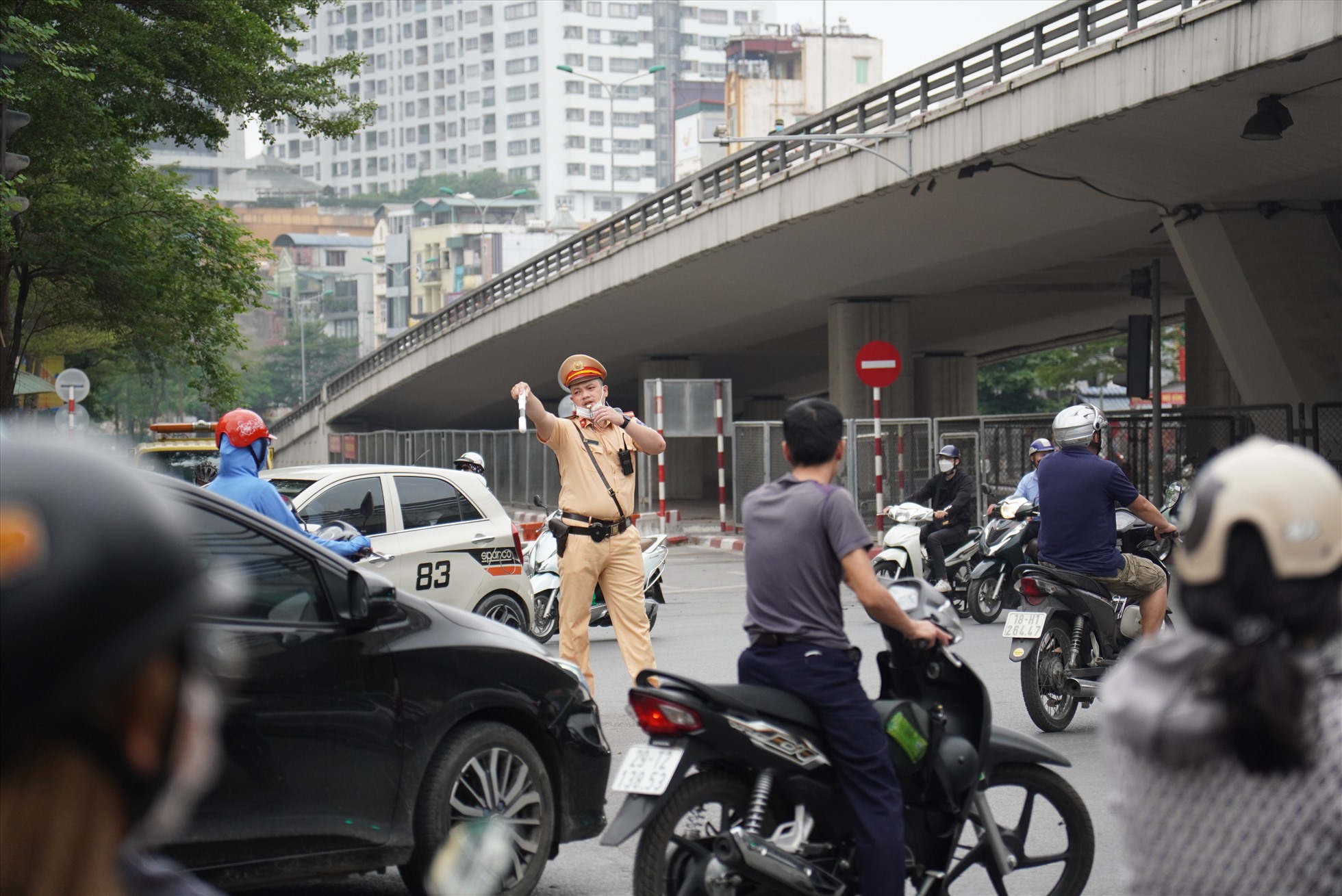 Lực lượng chức năng vất vả phân luồng, điều tiết giao thông tại nút giao Ngã Tư Sở. Ảnh: Hữu Chánh