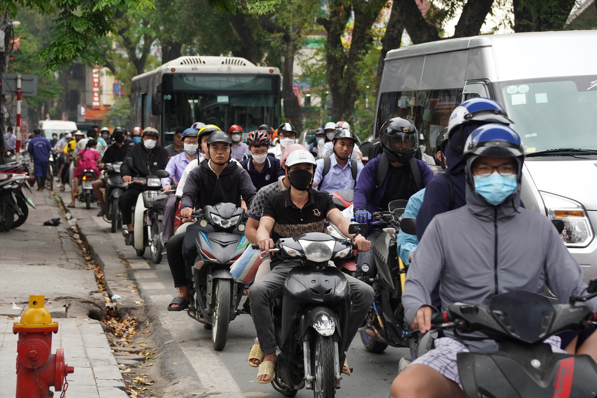 Ùn tắc dài hàng km trên đường Láng, các phương tiện di chuyển cực kỳ khó khăn. Ảnh: Hữu Chánh