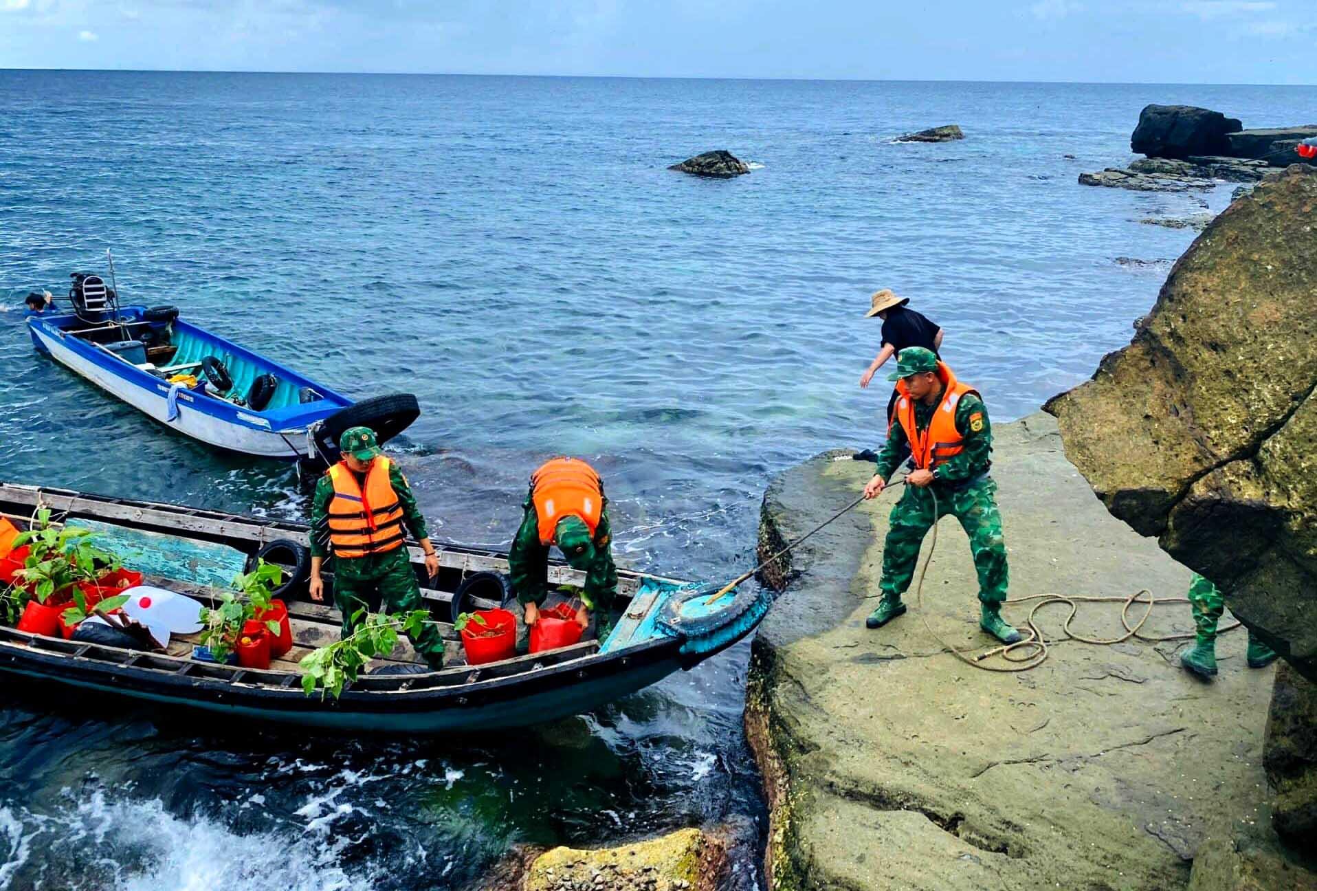 Vài năm gần đây, lãnh đạo Đồn còn phát động phong trào phủ xanh Hòn Nhạn. Cán bộ, chiến sĩ tranh thủ các lần tuần tra mang cây giống ra đây trồng. Ảnh: La Minh Nhoà