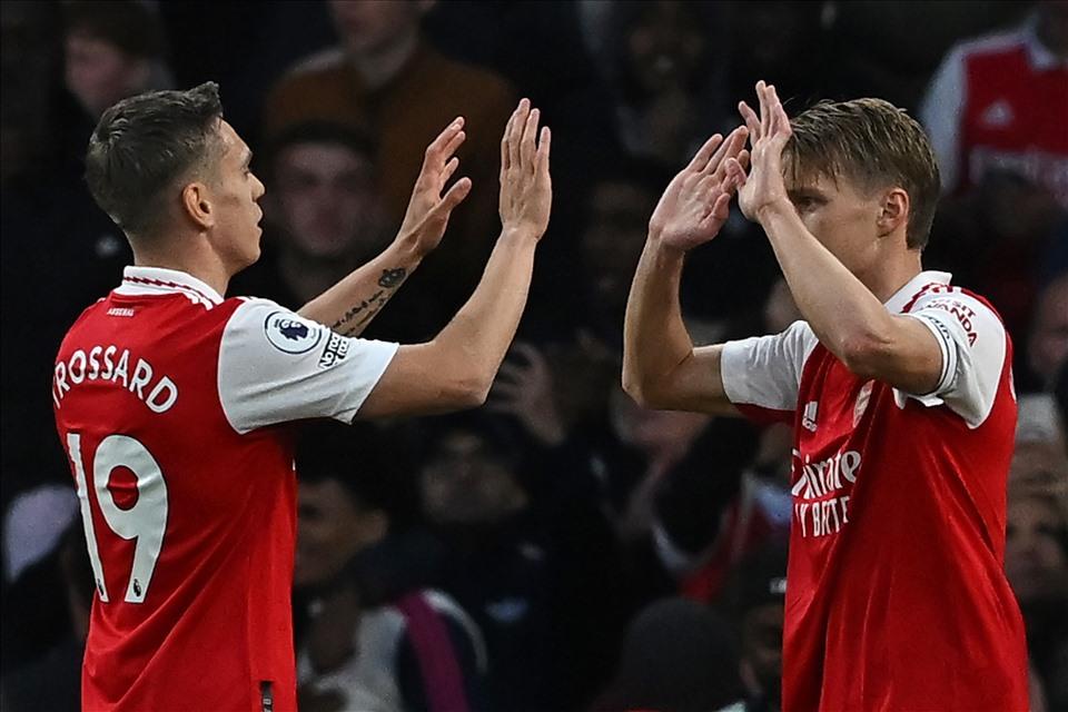 Odegaard là điểm tựa tinh thần tuyệt vời cho các đồng đội dù Arsenal đã ở thế khó trong cuộc đua vô địch. Ảnh: AFP