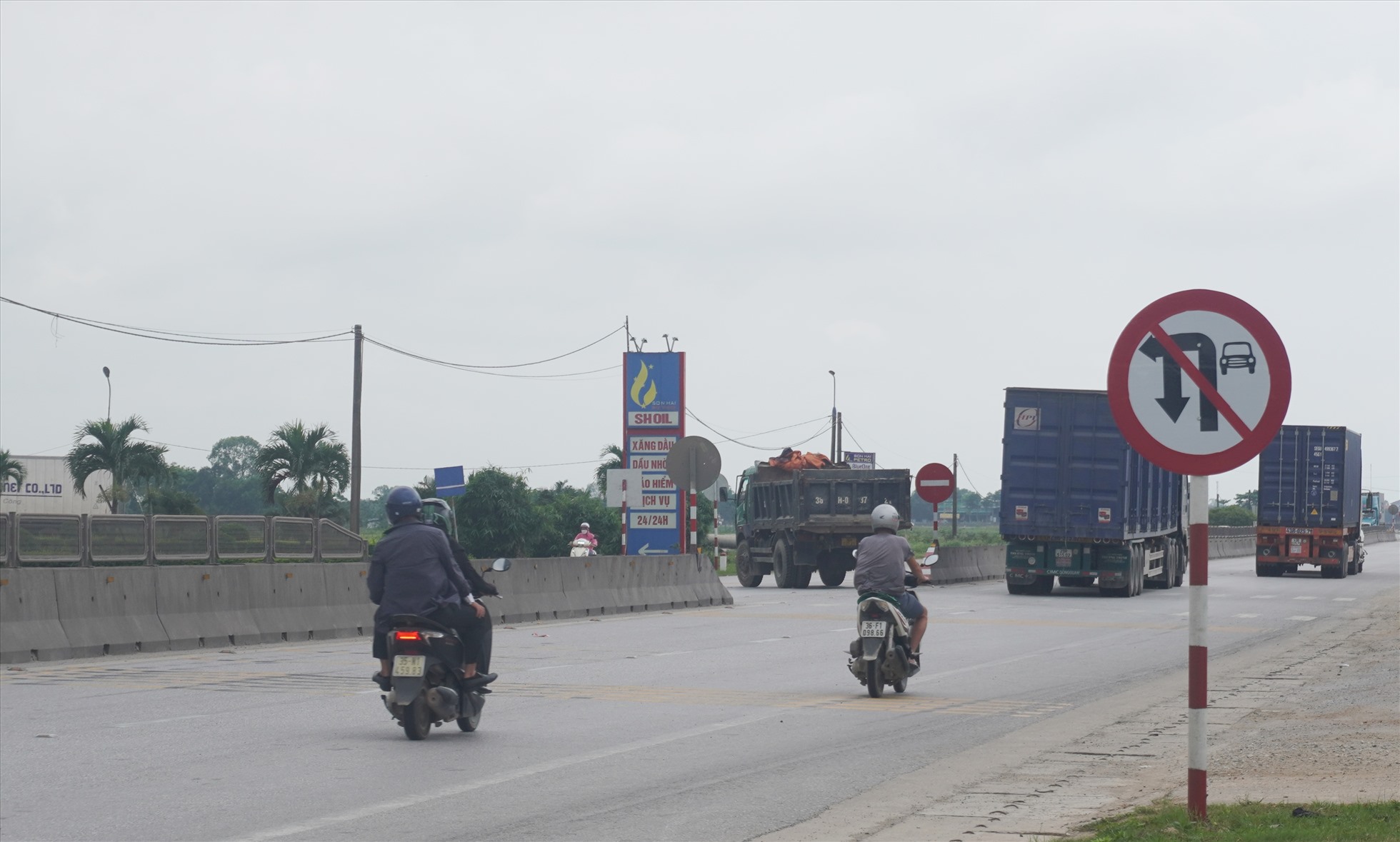 Nhiều phương tiện giao thông “vô tư” quay đầu xe tại điểm cấm quay đầu (gần khu vực cầu Nguyệt Viên, TP.Thanh Hóa). Ảnh: Quách Du