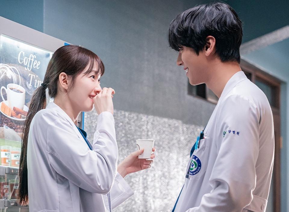 Seo Woo Jin (Ahn Hyo Seop) và Cha Eun Jae (Lee Sung Kyung) có nhiều cảnh tình cảm trong mùa 3. Ảnh: Nhà sản xuất SBS