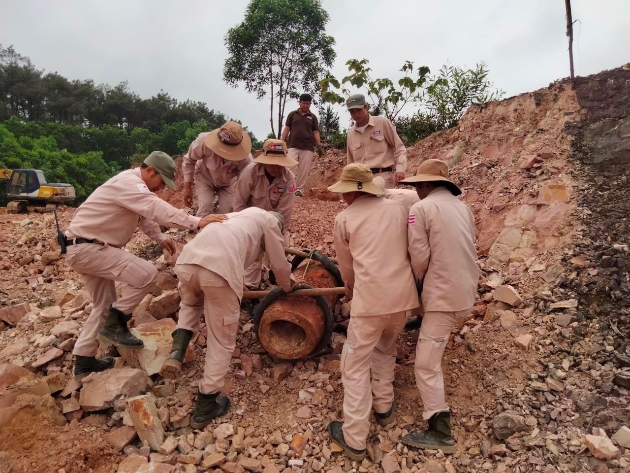 Các chuyên gia dự án MAG Quảng Bình xử lý an toàn quả bom. Ảnh: MAG Quảng Bình