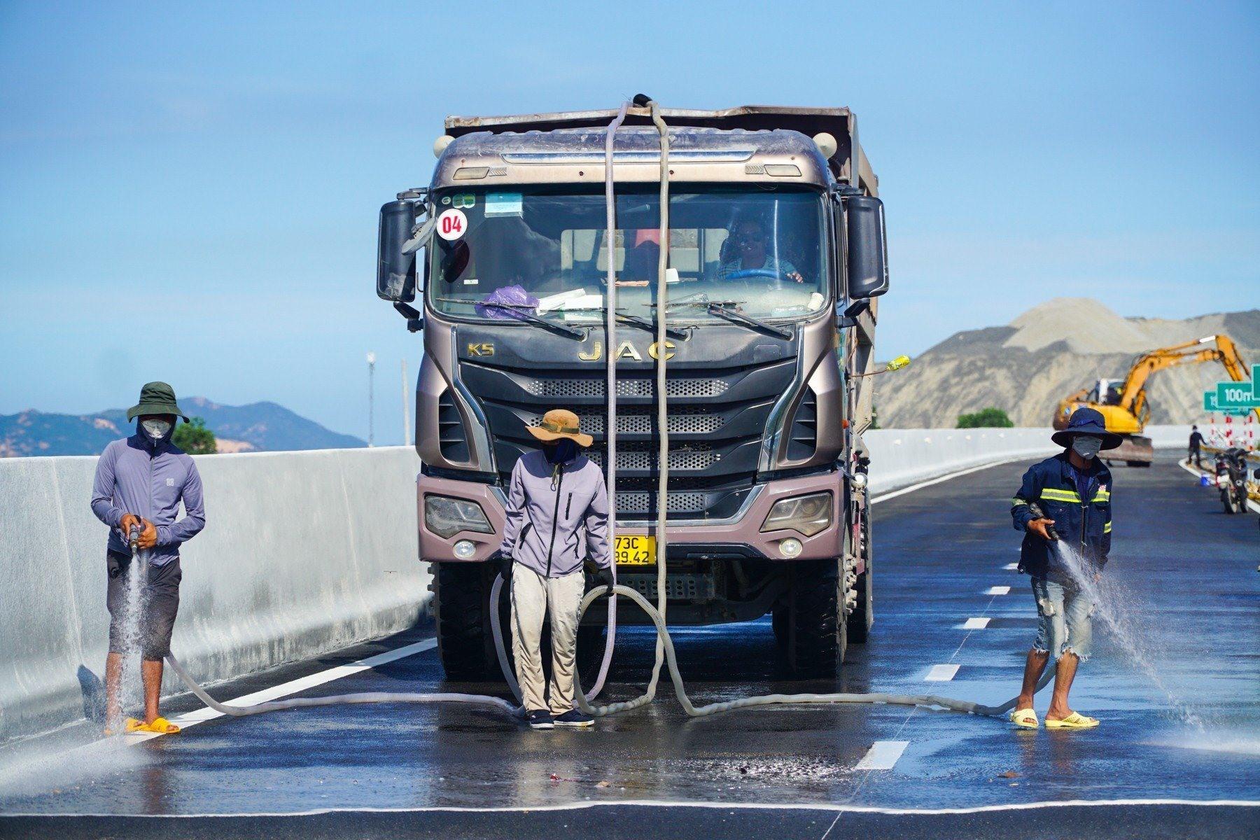 Việc đưa vào thông xe tuyến Cam Lâm – Nha Trang tạo điều kiện thúc đẩy nhanh sự hình thành và phát triển các khu công nghiệp. Ảnh: Hữu Long