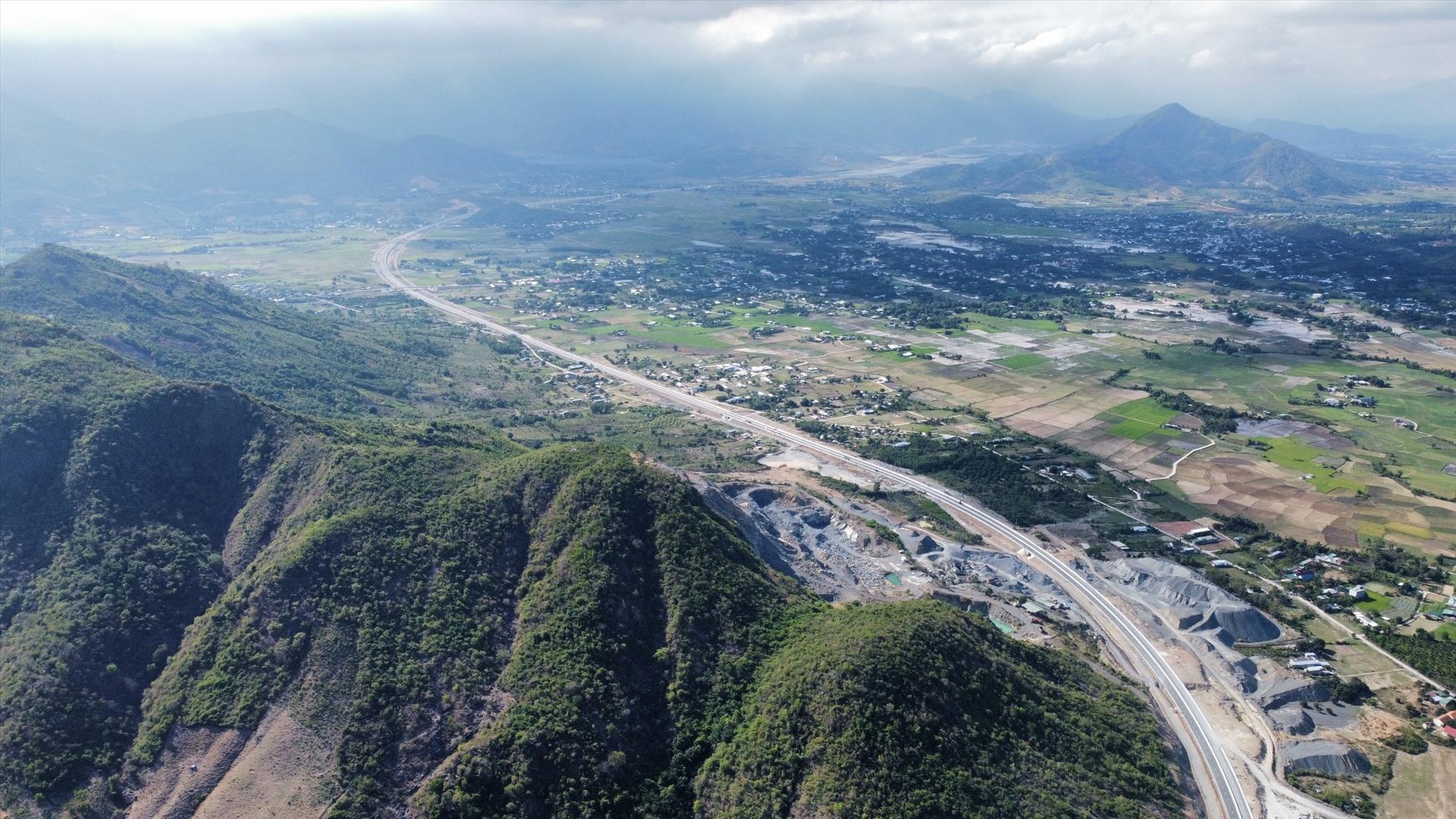 Cao tốc Nha Trang - Cam Lâm sẽ thông xe kỹ thuật, vượt tiến độ 3 tháng. Ảnh: Hữu Long