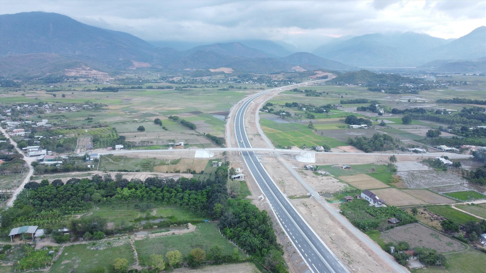 Cao tốc Nha Trang - Cam Lâm nhìn từ trên cao. Ảnh: Hữu Long