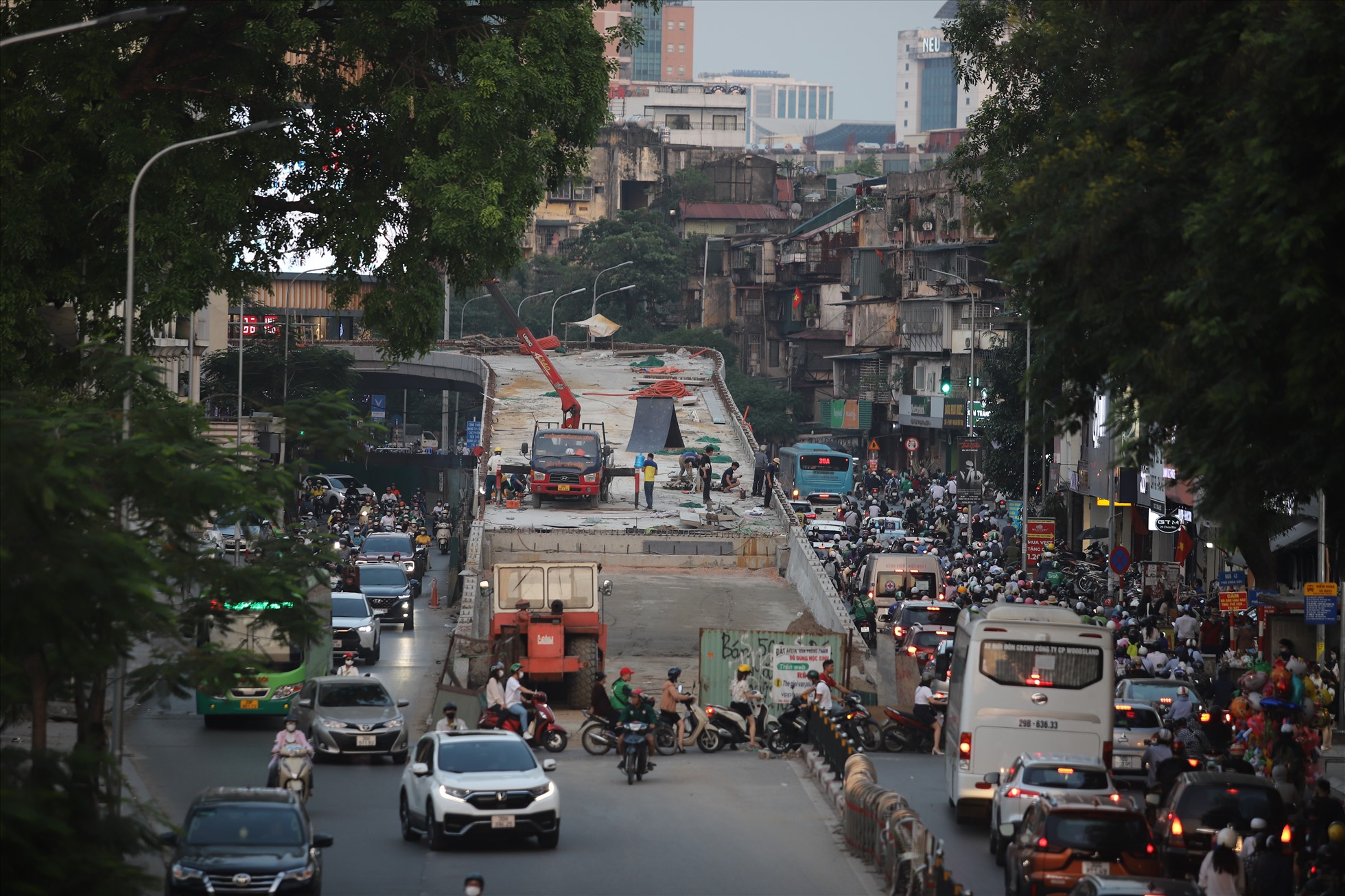 Cận cảnh cầu vượt chữ C trước ngày thông xe ở Hà Nội