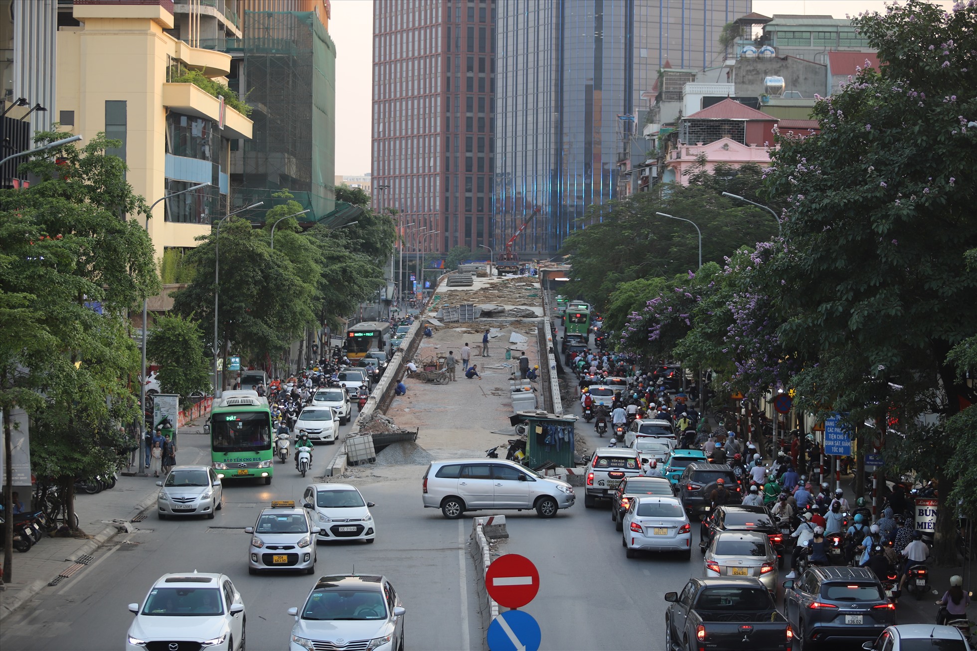 Cầu vượt nút giao Chùa Bộc - Phạm Ngọc Thạch dài hơn 320 m, được khởi công từ tháng 10.2021. Ảnh: Vĩnh Hoàng