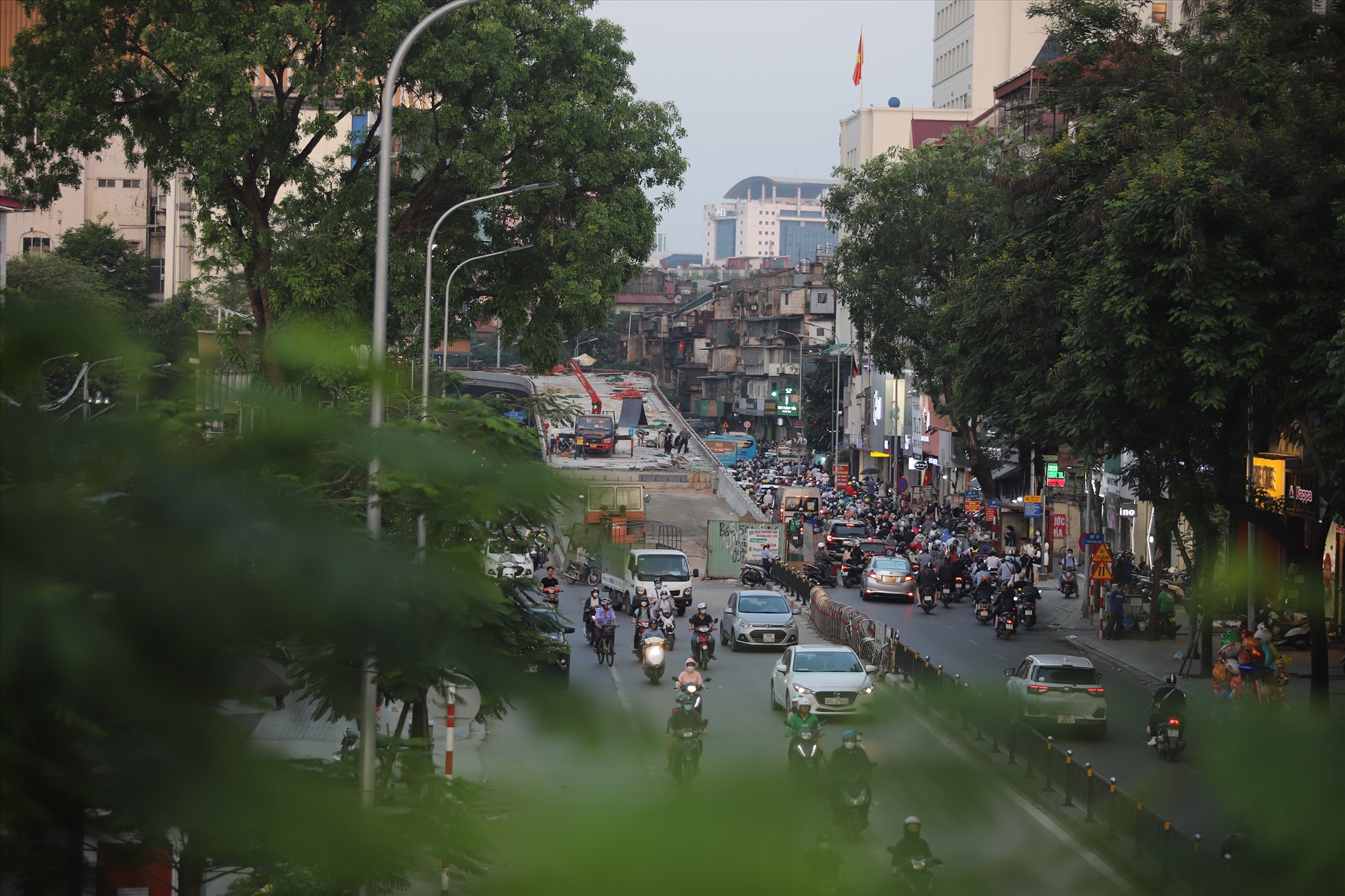 Cảnh ùn tắc tại nút giao Chùa Bộc - Phạm Ngọc Thạch vào giờ cao điểm. Ảnh: Vĩnh Hoàng