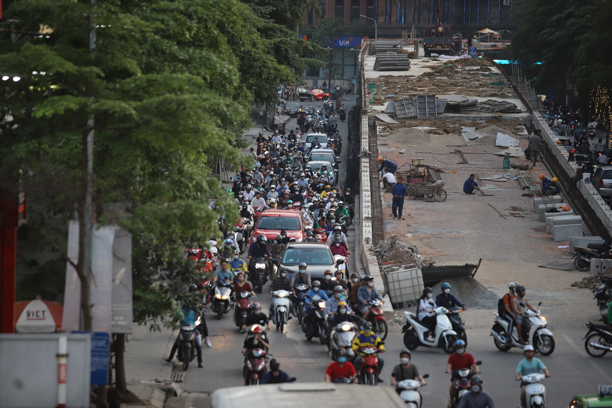 Nhiều phương tiện chật vật di chuyển qua nút giao Chùa Bộc - Phạm Ngọc Thạch vào giờ cao điểm. Ảnh: Vĩnh Hoàng