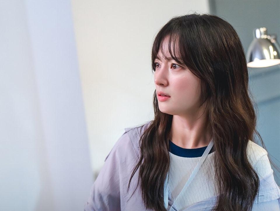 Song Ha Yoon cần kĩ lưỡng hơn trong việc chọn kịch bản, tránh việc đóng 10 phim đều là “bom xịt“. Ảnh: ENA