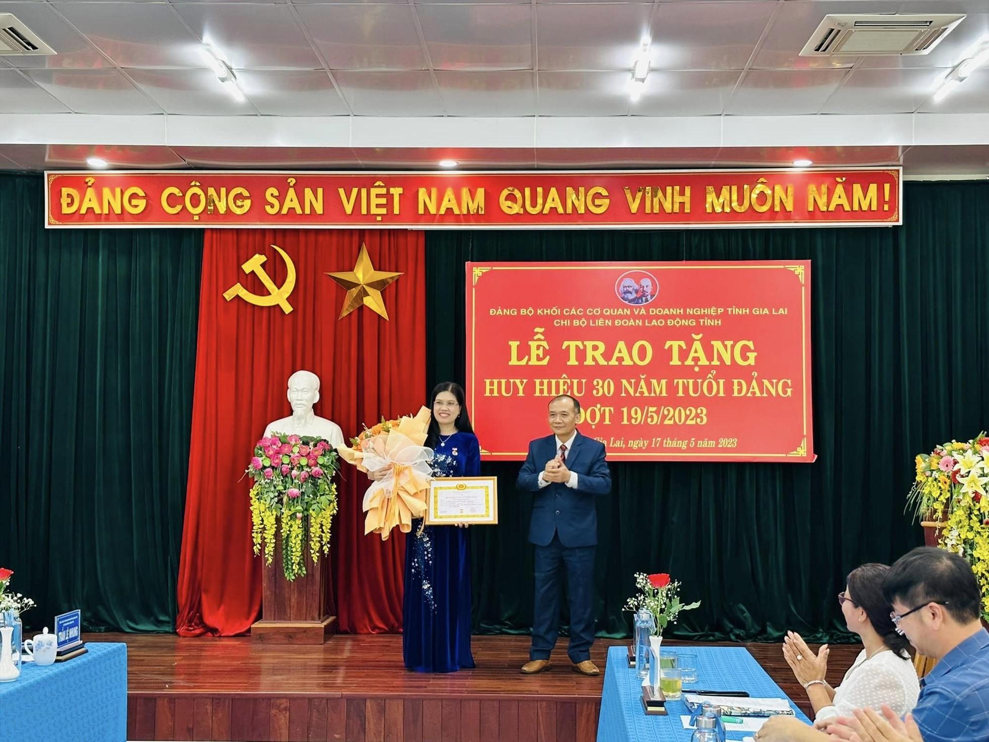 Chủ tịch LĐLĐ tỉnh Gia Lai vinh dự nhận huy hiệu 30 năm tuổi Đảng