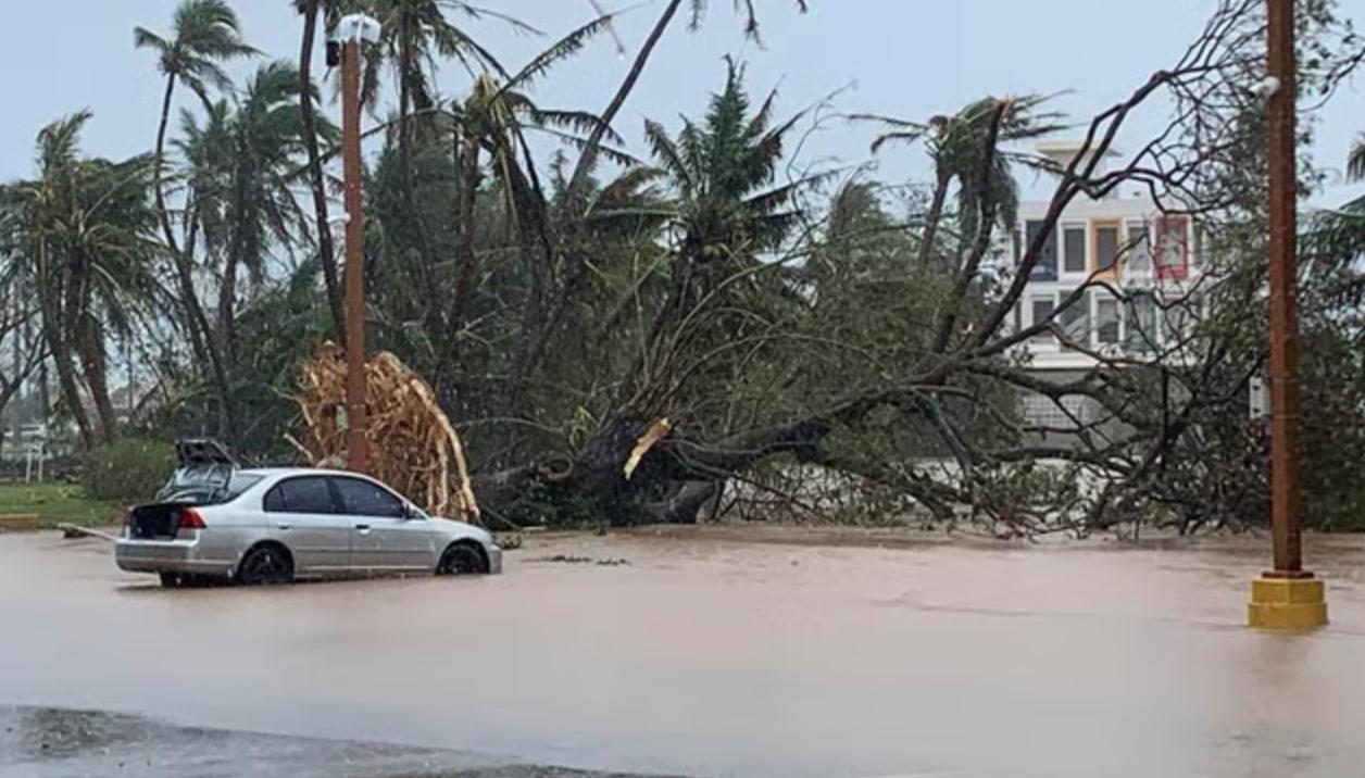 Nước sông Hagatna tràn bờ và lấn vào bãi đậu xe ở Hagatna, Guam, ngày 25.5.2023, sau hậu quả của bão Mawar. Ảnh: AP