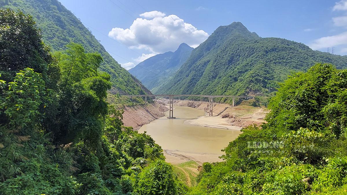 Cầu Hang Tôm mới bên cạnh đó cũng đã lộ ra phần móng trụ.