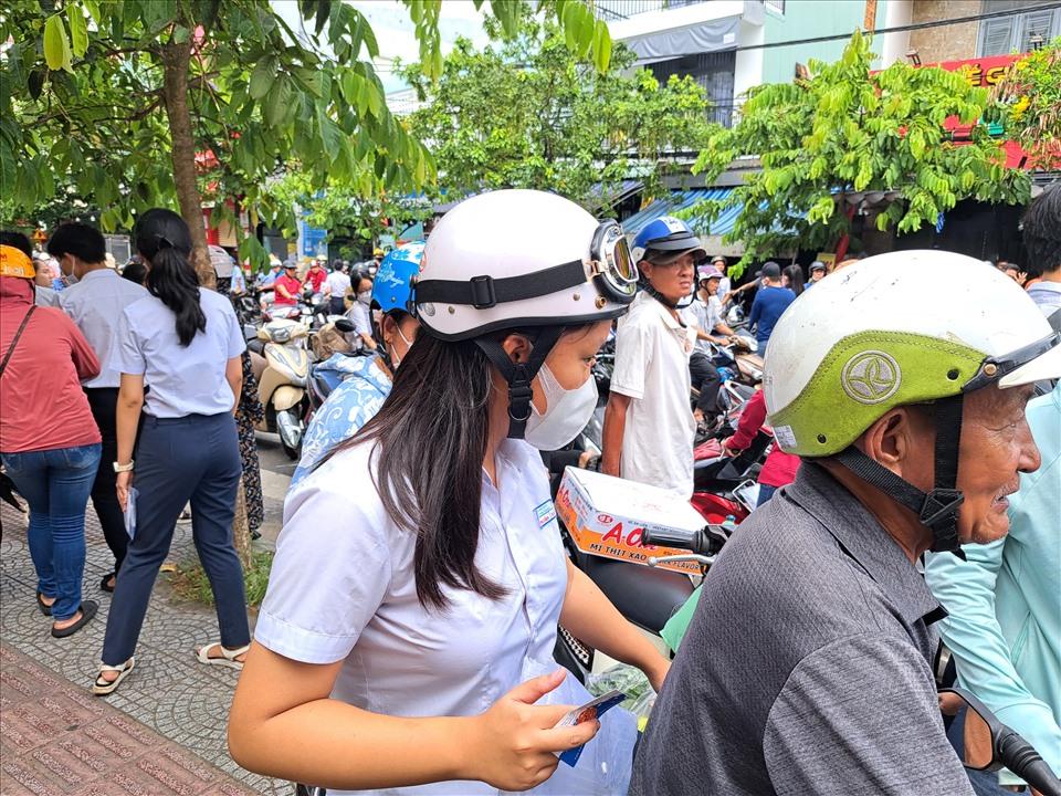 Dù kết quả thi như thế nào thì các phụ huynh vẫn tạo tâm lý thoải mái cho con. Ảnh: Nguyễn Linh