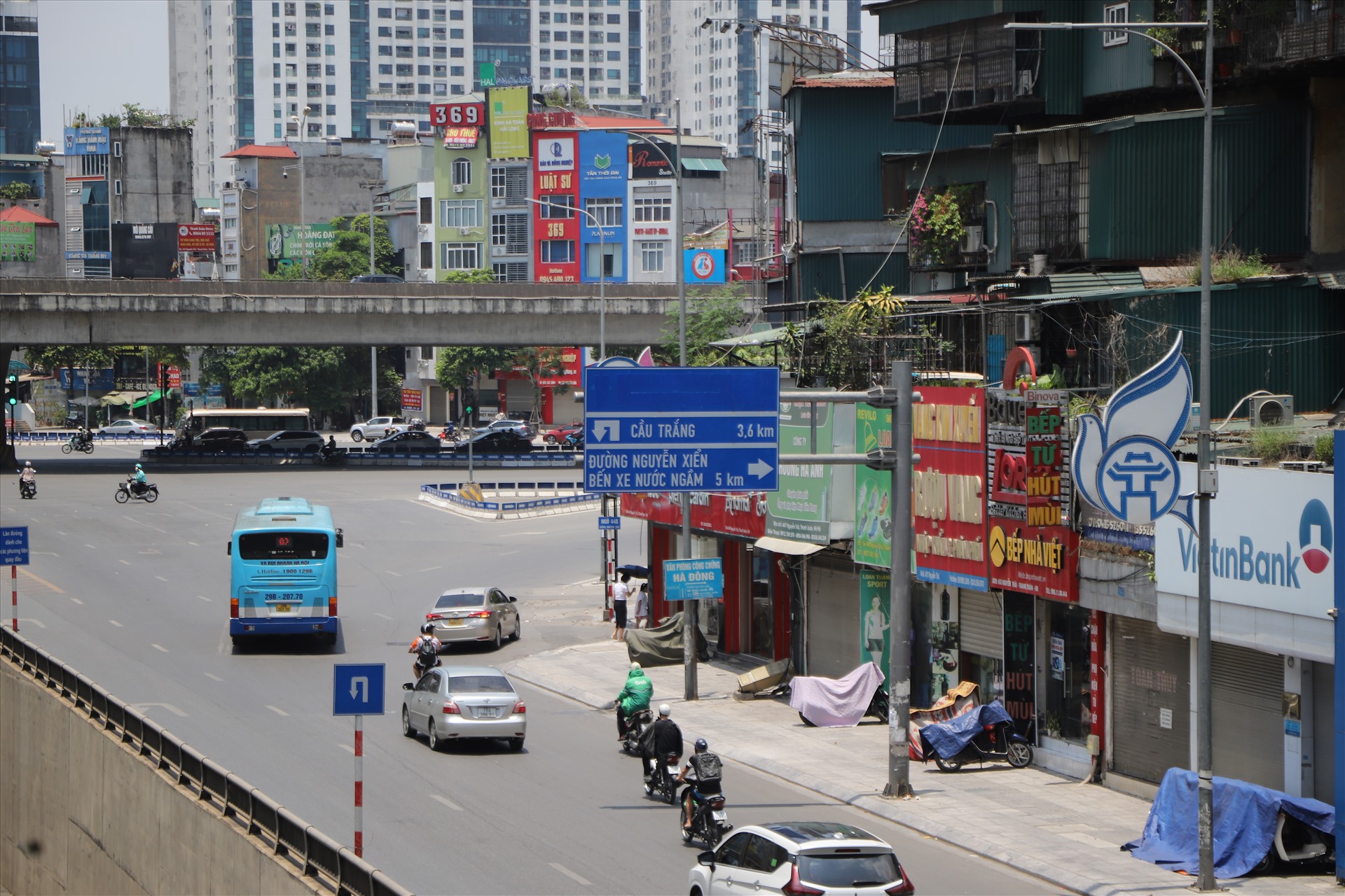 Gần khu vực đặt lô cốt ở số 459 Nguyễn Trãi là đường dẫn đến nút giao thông 4 tầng Nguyễn Trãi - Khuất Duy Tiến.. Ảnh: Vĩnh Hoàng