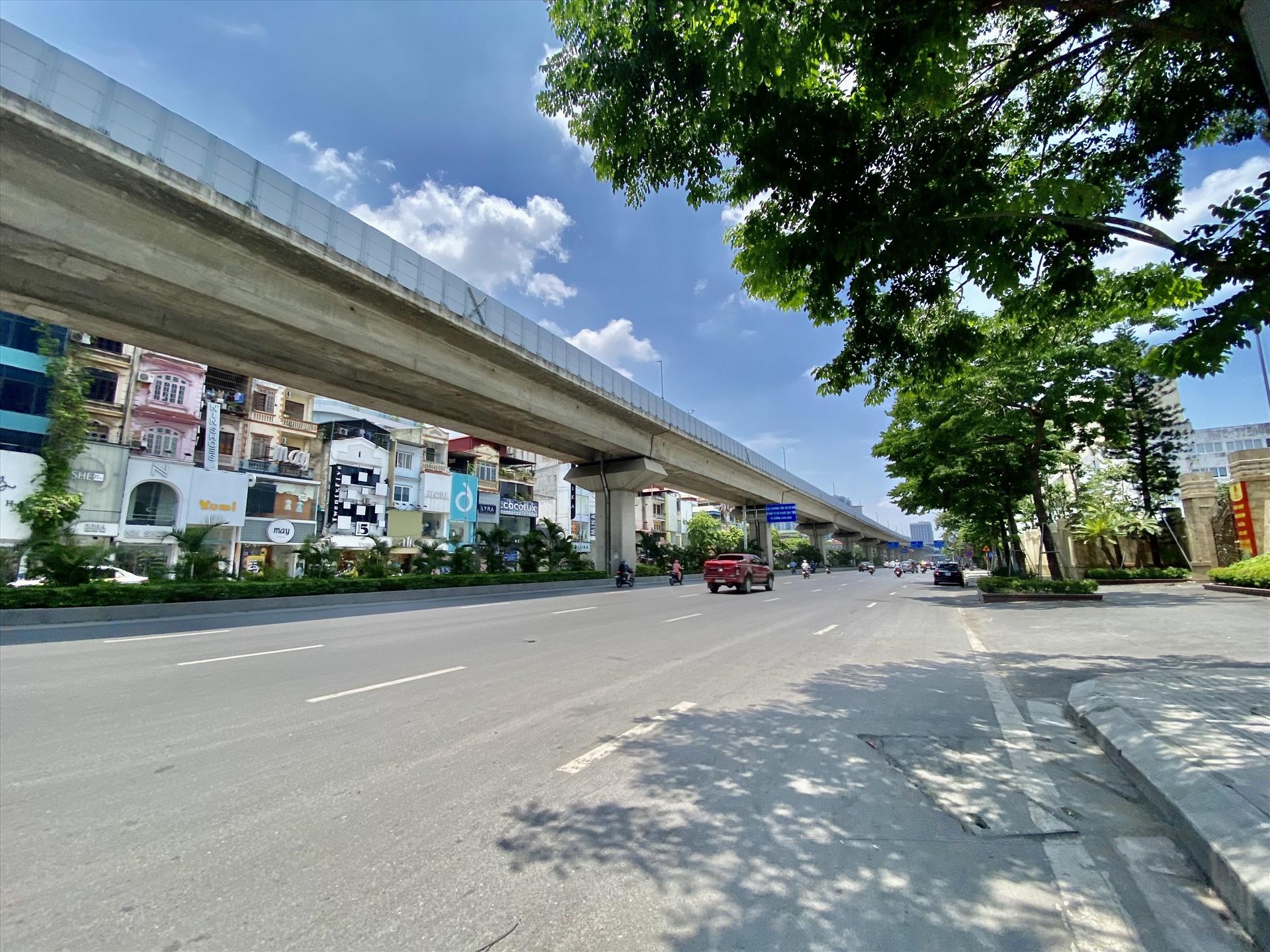 8 lô cốt được dựng để thi công trên đường Nguyễn Trãi bao gồm các vị trí: Trước ngõ 495, trước các số nhà: 493, 489, 481, 477, 475, 459, 445. Ảnh: Vĩnh Hoàng