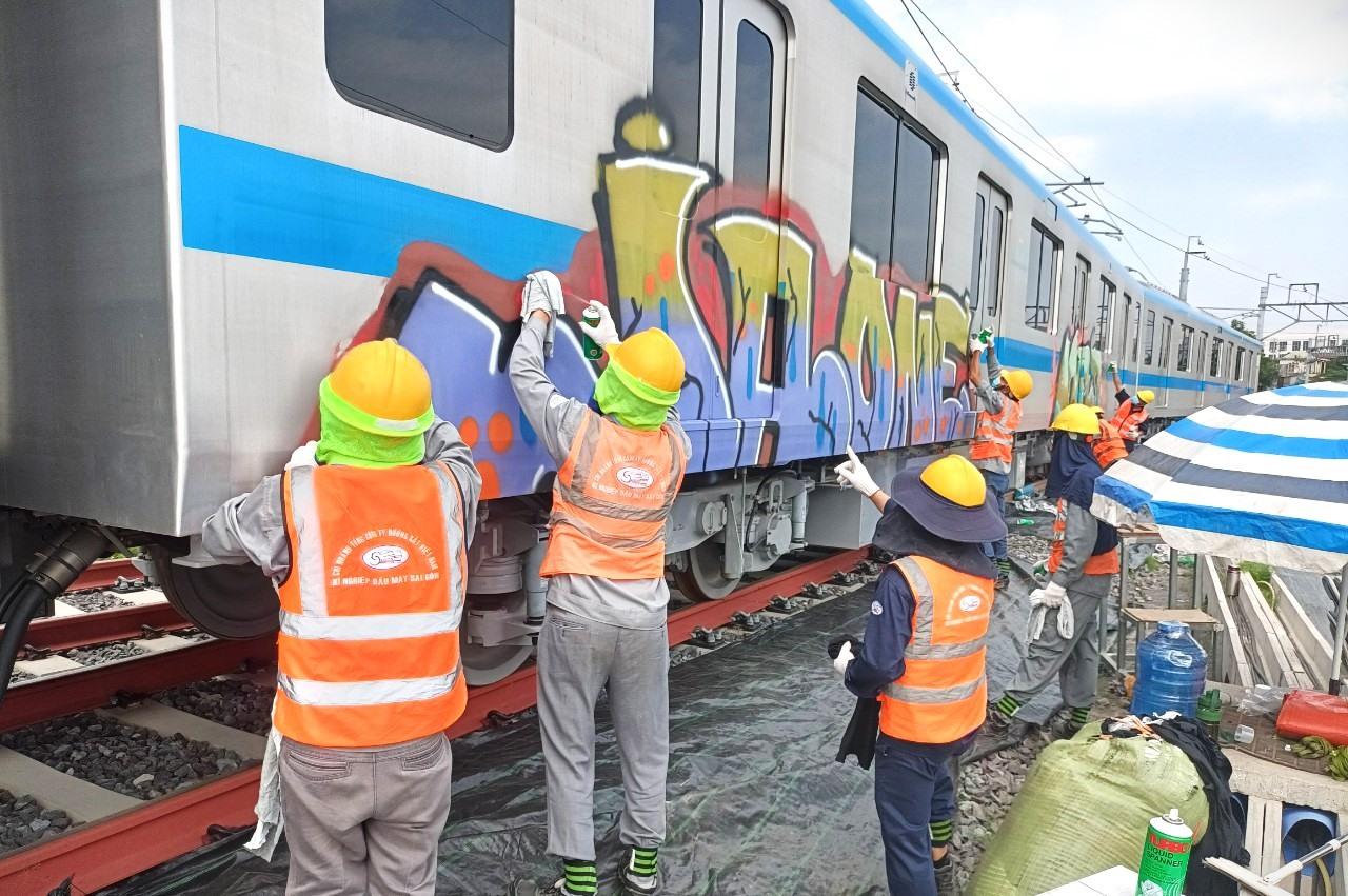 Tiếp tục xác minh, truy tìm người còn lại vẽ bậy lên thân tàu Metro số 1