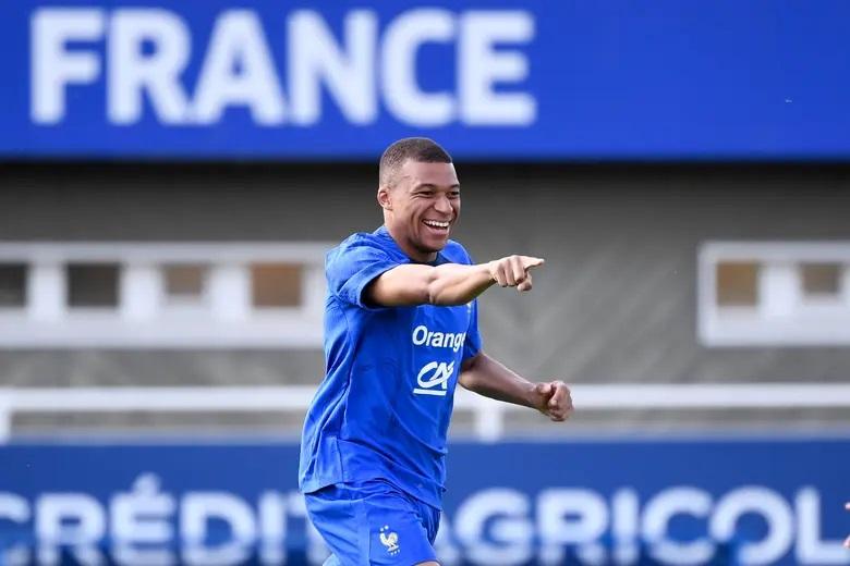 Mbappe nói Tổng thống Pháp không ảnh hưởng đến lựa chọn của mình