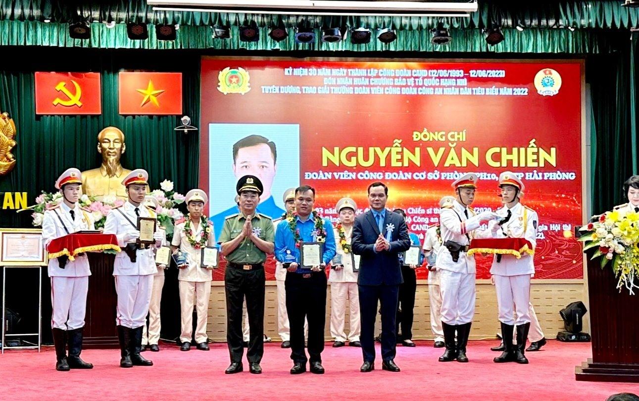 Anh Chiến vinh dự là 1 trong 14 Đoàn viên Công đoàn Công an Nhân dân tiêu biểu 2022. Ảnh: Lương Hạnh.