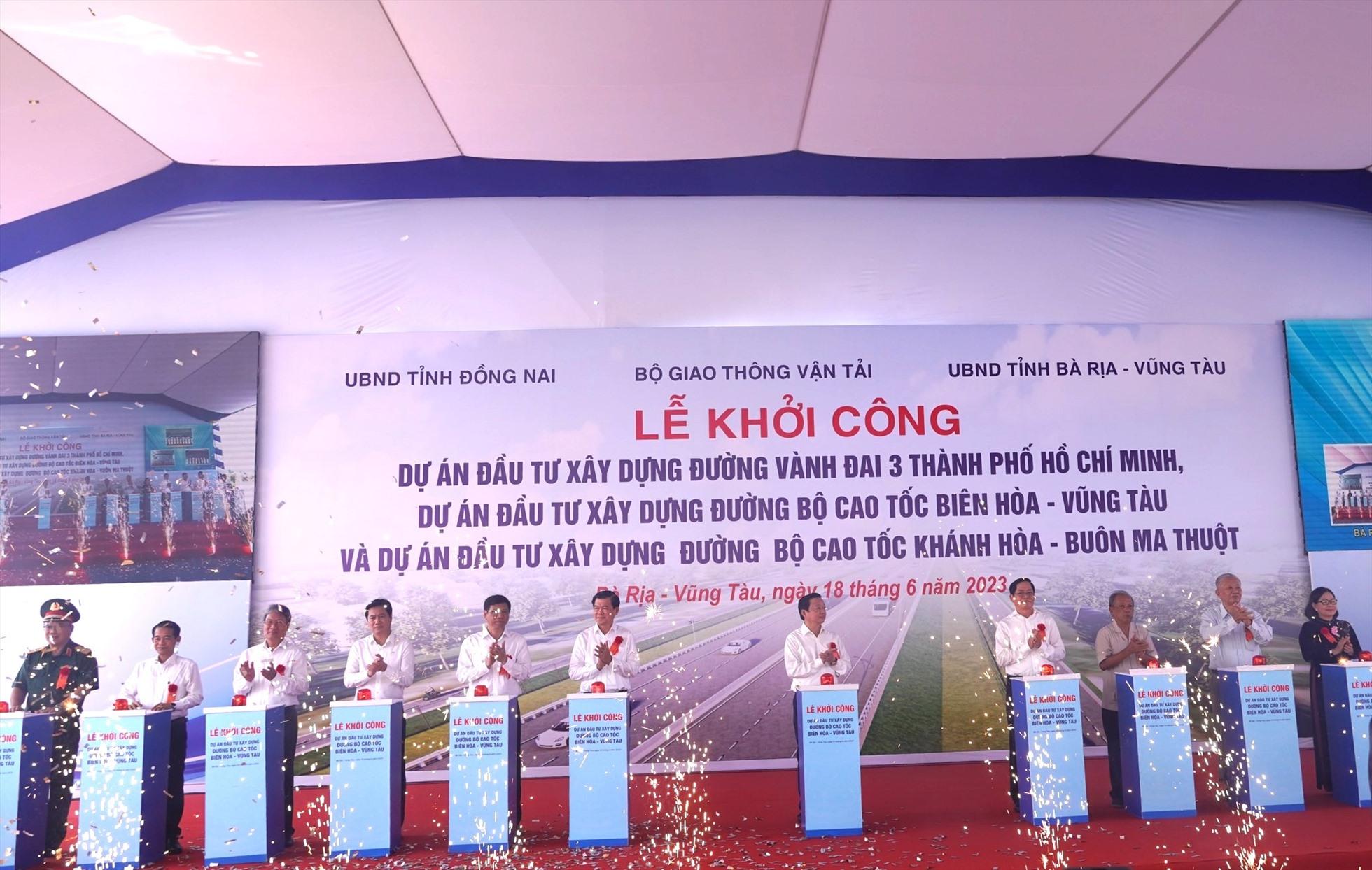 Lễ khởi công dự án đường Vành đai 3 - TPHCM, cao tốc Biên Hoà - Vũng Tàu, cao tốc Khánh Hoà - Buôn Ma Thuột tại điểm cầu thị xã Phú Mỹ, tỉnh Bà Rịa – Vũng Tàu. Ảnh: Trí Độ