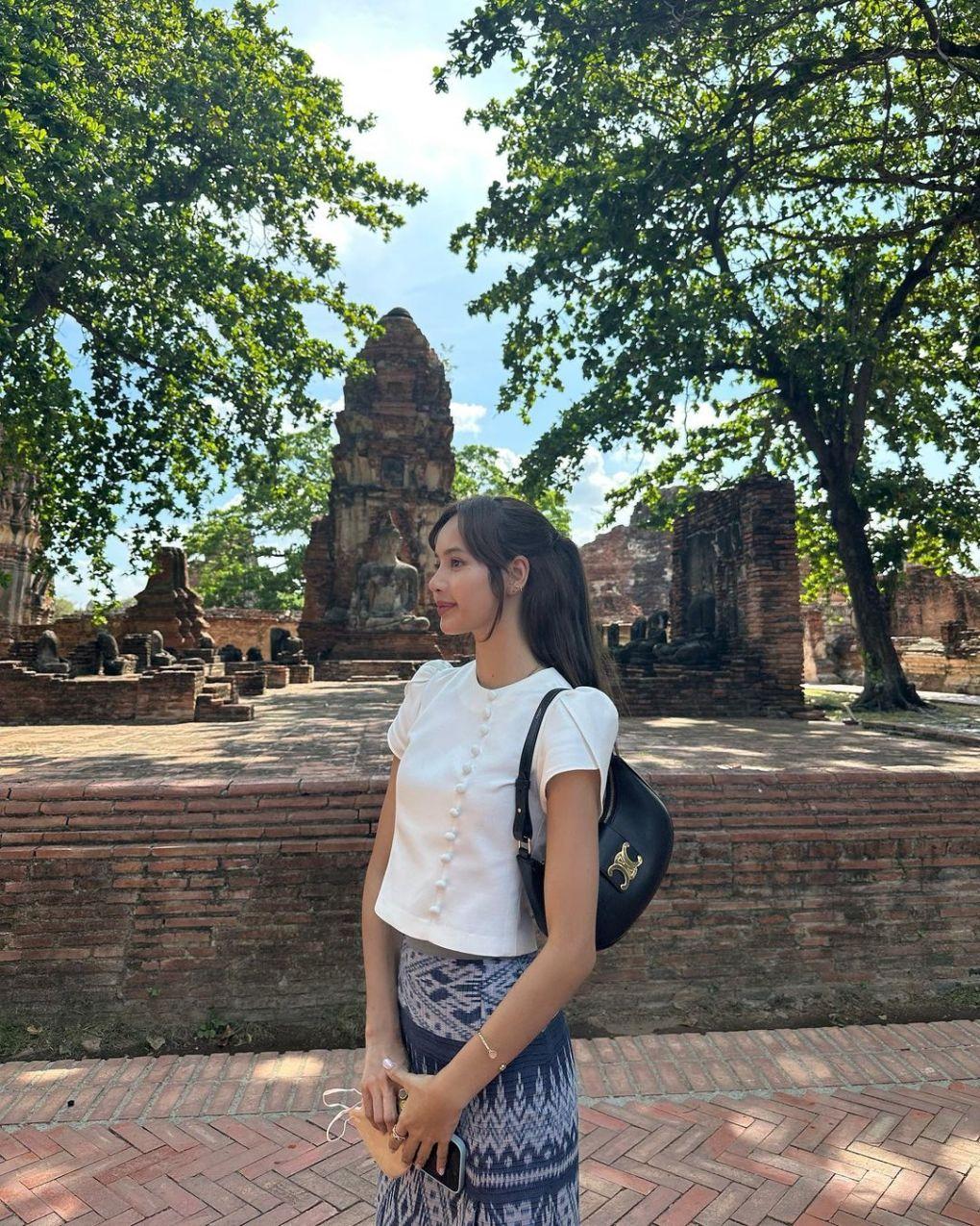 Hình ảnh Lisa mặc sarong gây sốt ở Ayuthaya. Ảnh: Instagram nhân vật