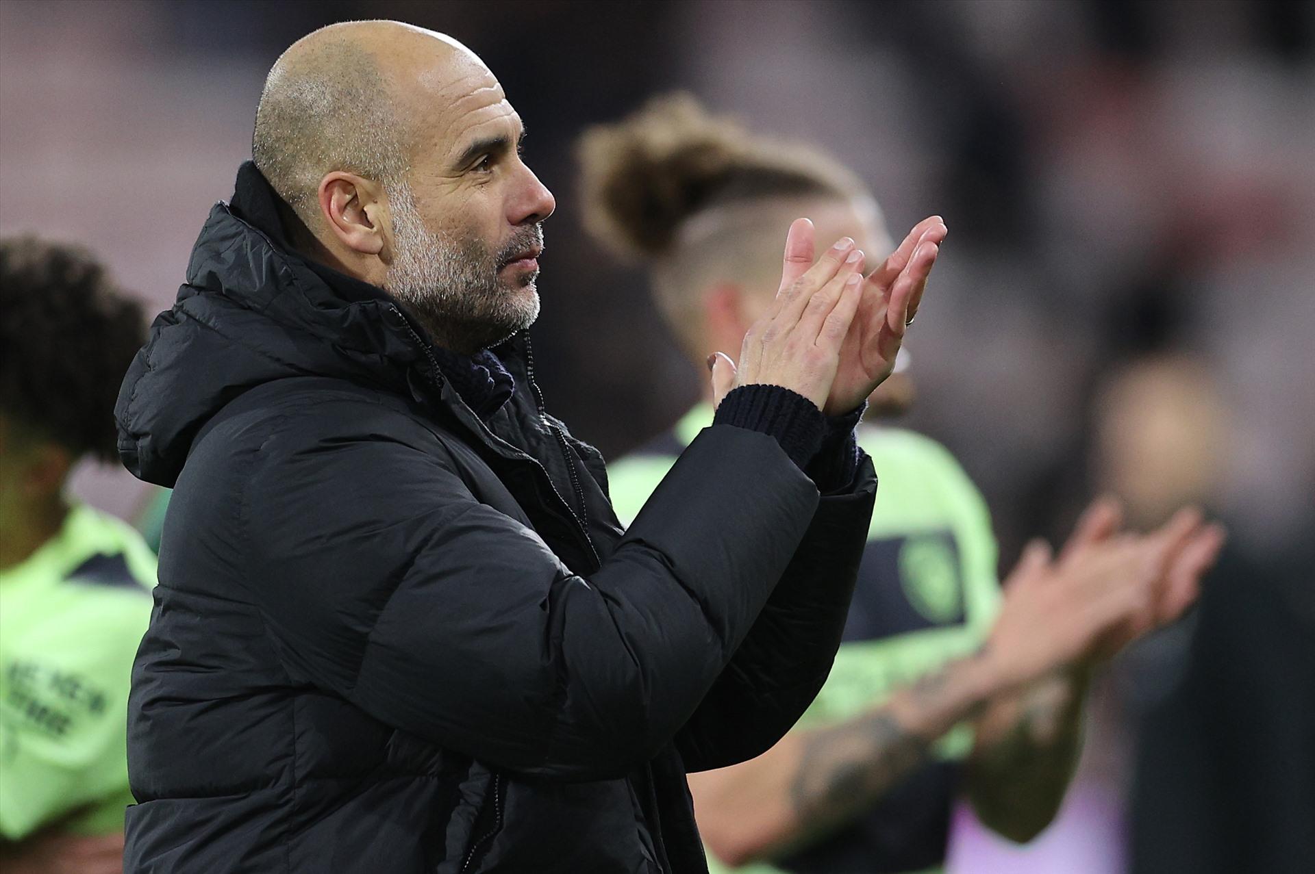 Pep Guardiola phải đối mặt với thử thách của một kẻ đứng trên đỉnh vinh quang. Ảnh: AFP