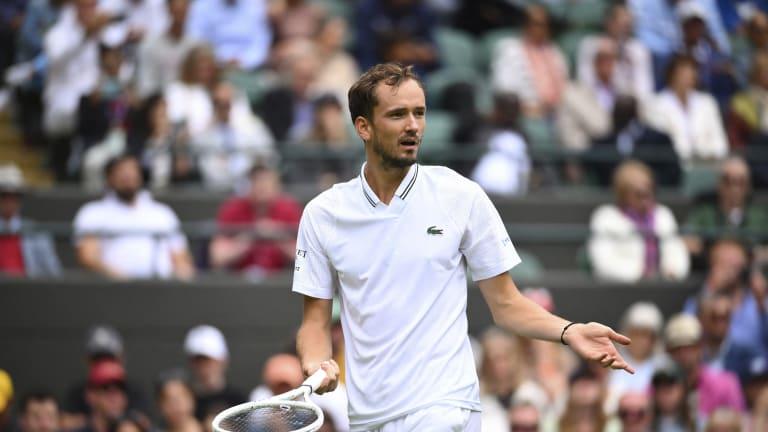 Daniil Medvedev cũng phải chờ thêm 1 ngày để hoàn tất trận đấu của mình với Adrian Mannarino. Ảnh: Wimbledon