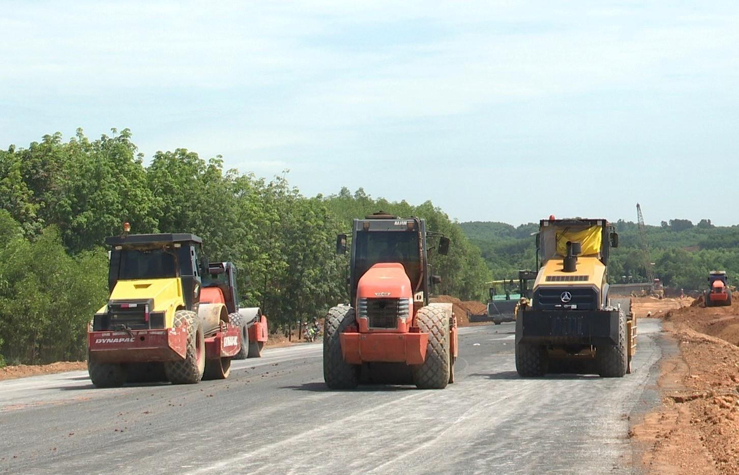 Cách đó không xa, tại xã Linh Trường (huyện Gio Linh, tỉnh Quảng Trị), các mũi thi công với hàng chục xe, máy, công nhân và kỹ sư của Tập đoàn Trường Thịnh đang gấp rút hoàn thành hạng mục nền đường để bắt đầu thảm nhựa những km đường cao tốc đầu tiên đi qua địa phương này. Hình hài một con đường rộng rãi, có kết cấu hạ tầng đồng bộ đang dần hiện hữu.