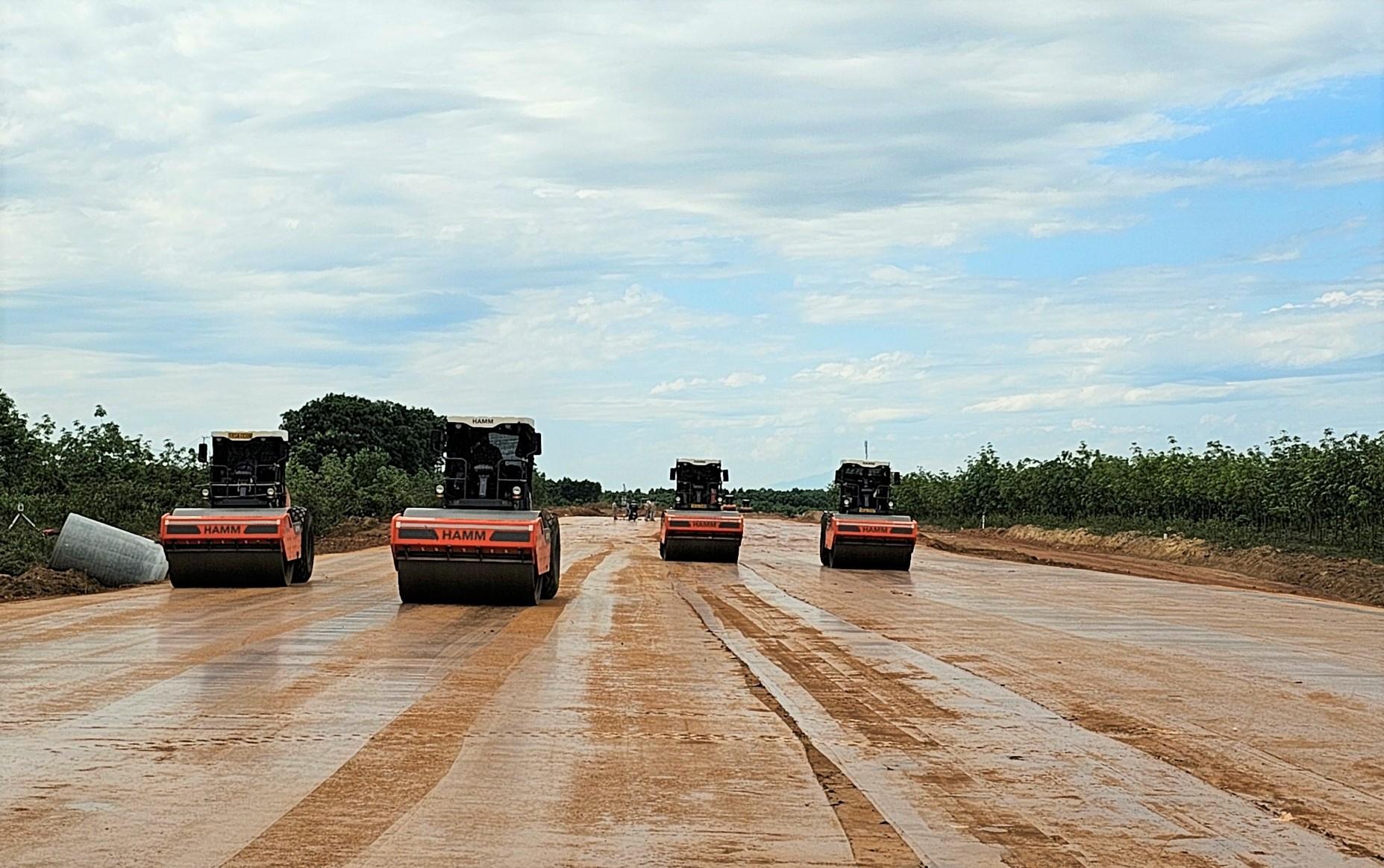 Đảm nhận thi công 5,5 km đường cao tốc thuộc gói thầu XL2 qua địa phận xã Hải Thái (huyện Gio Linh, tỉnh Quảng Trị), từ đầu tháng 6.2023 đến nay, theo chỉ đạo của chủ đầu tư là Ban Quản lý Dự án đường Hồ Chí Minh và tranh thủ điều kiện thời tiết thuận lợi cũng như mặt bằng được bàn giao sớm, Công ty Cổ phần Thịnh Vượng TVT huy động hàng chục phương tiện máy móc cùng nhiều kỹ sư, công nhân gấp rút thi công nền đường 3 ca liên tục nhằm kịp tiến độ, đảm bảo chất lượng cho các hạng mục tiếp theo.