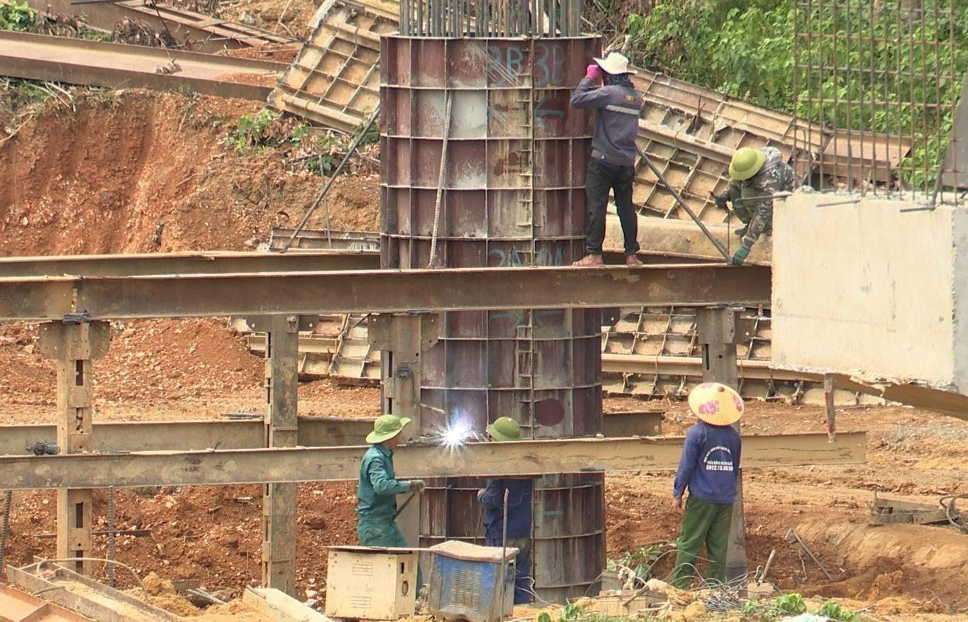 Do địa hình, kết cấu địa chất phức tạp nên việc thi công cây cầu có chiều dài khoảng 200 mét này gặp rất nhiều khó khăn. Tuy vậy, đến nay tiến độ vẫn được đảm bảo với khối lượng đạt khoảng 60%. Nhà thầu là Công ty Cổ phần Tổng công ty Công trình đường sắt phấn đấu hoàn thành cầu Rào Trường vào tháng 11.2023.