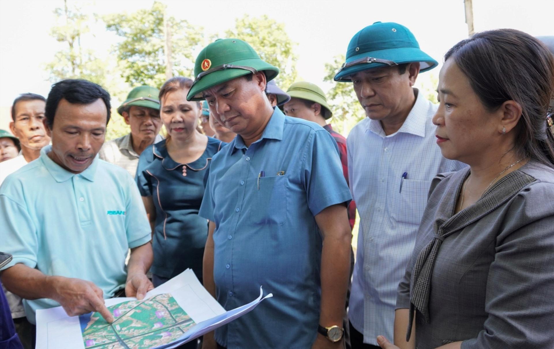 Để đẩy nhanh tiến độ giải phóng mặt bằng và tái định cư phục vụ thi công dự án cao tốc, lãnh đạo UBND tỉnh Quảng Trị thường xuyên đi kiểm tra, chỉ đạo xử lý các vướng mắc tại địa bàn các huyện Cam Lộ, Gio Linh và Vĩnh Linh. Qua kiểm tra thực tế và lắng nghe nguyện vọng của người dân, Chủ tịch UBND tỉnh Võ Văn Hưng yêu cầu các địa phương khẩn trương đẩy nhanh tiến độ xây dựng các khu tái định cư đảm bảo chất lượng, phấn đấu để người dân đến nơi ở mới trước mùa mưa bão.