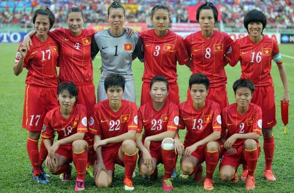 Đội hình xuất phát của tuyển nữ Việt Nam trận play-off World Cup nữ 2015, trong đó có Chương Thị Kiều hiện vẫn còn thi đấu. Ảnh: VFF