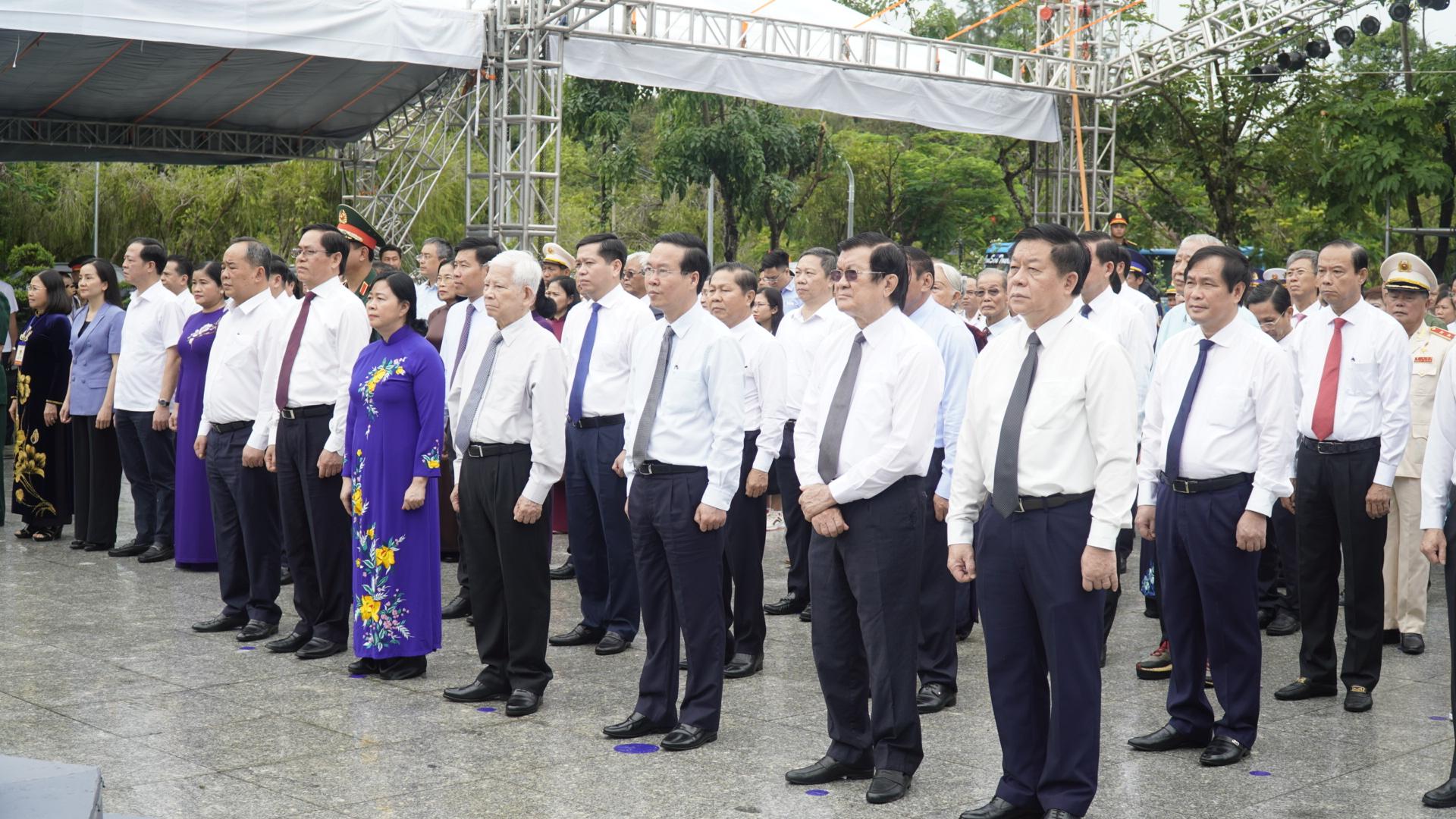 Các đại biểu nghiêm trang mặc niệm trong lễ viếng, dâng hương tưởng nhớ. Ảnh: Ban tổ chức