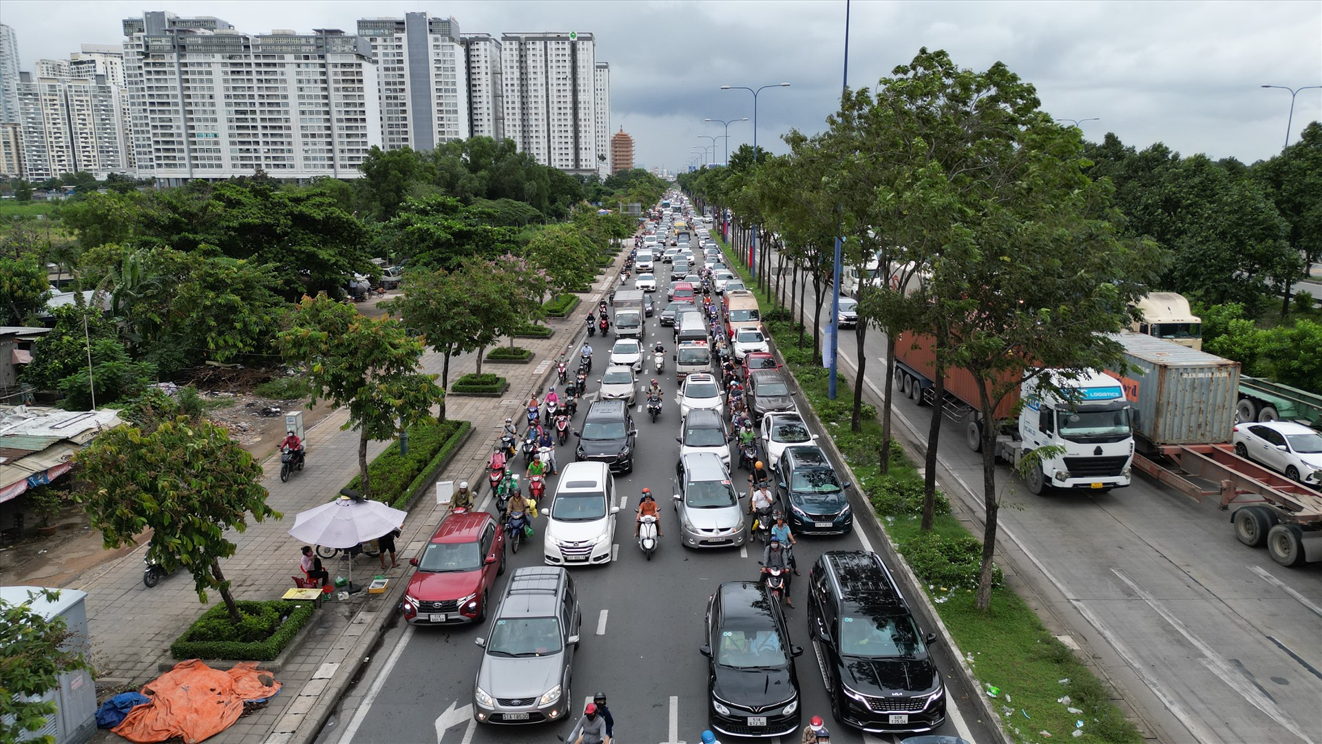 Phương tiện xếp thành hàng dài từ hướng xa lộ Hà Nội về trung tâm Thành phố.