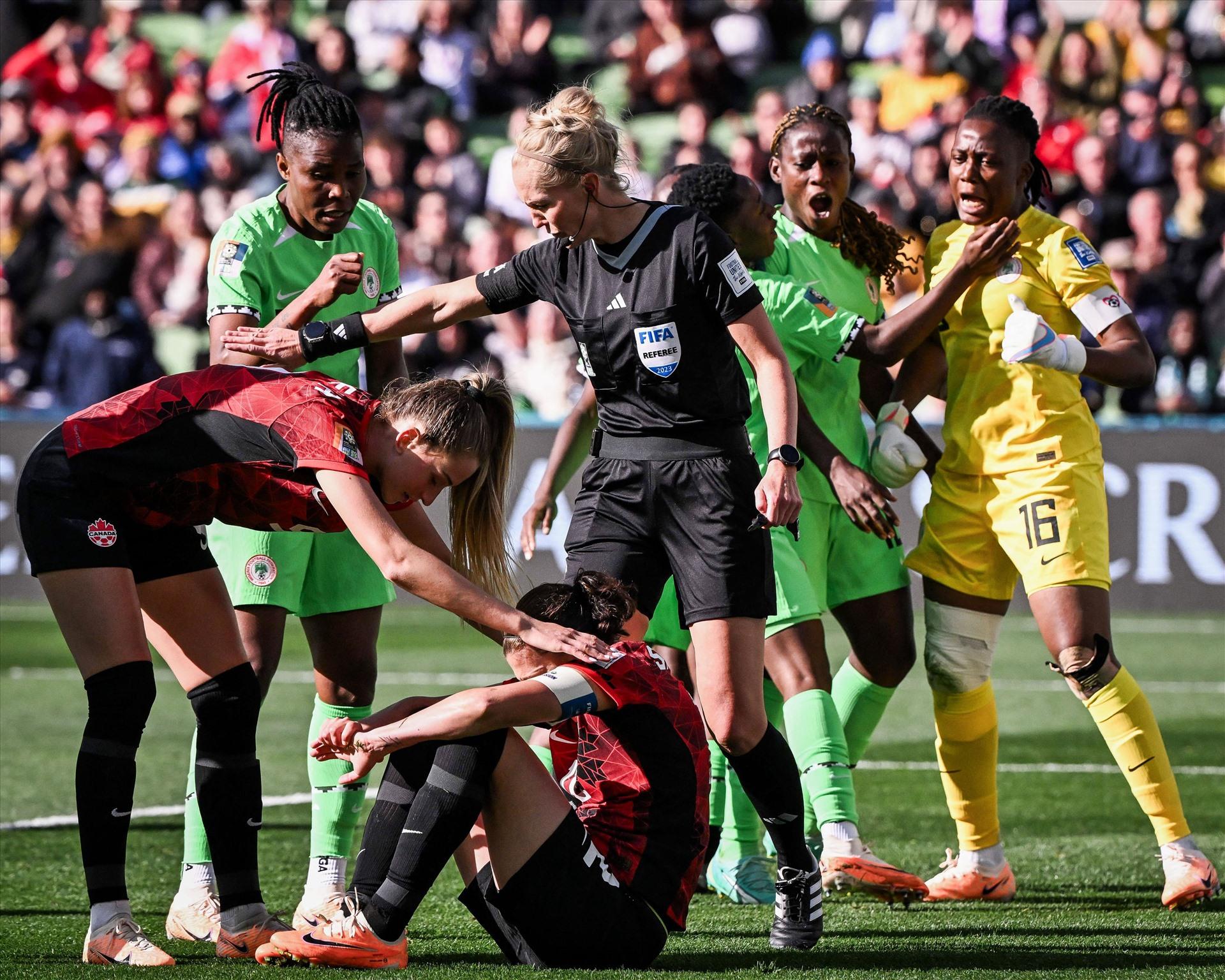 Sinclair đá hỏng 11m, tuyển nữ Canada chia điểm trận ra quân World Cup nữ