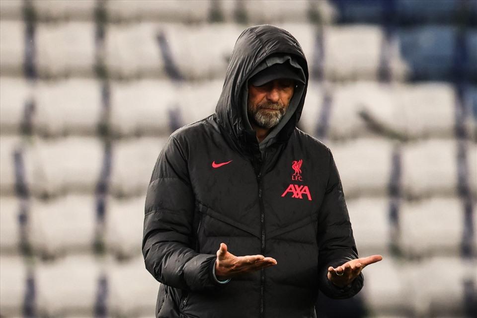 Jurgen Klopp không thể ngồi yên khi hàng loạt trụ cột có thể ra đi.  Ảnh: AFP