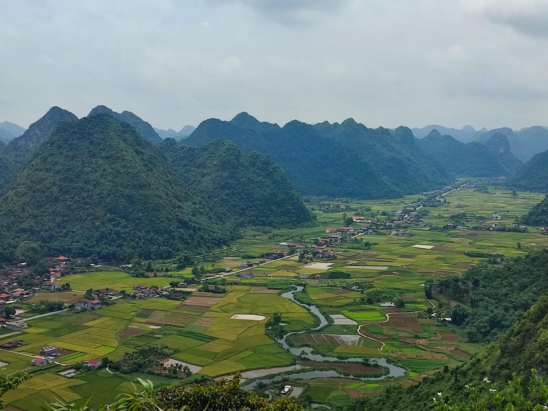 Thung lũng Bắc Sơn được bao quanh bởi những dãy núi đá vôi trùng điệp, xanh mướt, tạo nên một khung cảnh hùng vĩ. Những ngôi nhà của người dân tộc Tày, Nùng, Dao nằm san sát nhau, náu mình trong thung lũng yên bình.