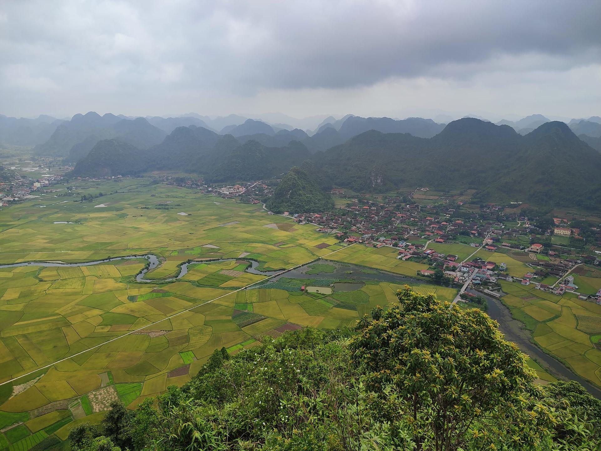 Từ giữa tháng 7, thung lũng Bắc Sơn (Lạng Sơn) bắt đầu khoác lên mình chiếc áo vàng óng rực rỡ, khi những cánh đồng lúa chín chuẩn bị bước vào vụ thu hoạch. Để chiêm ngưỡng toàn cảnh thung lũng Bắc Sơn, địa điểm ngắm cảnh đẹp nhất là từ đỉnh núi Nà Lay, cao 400 m so với mực nước biển.