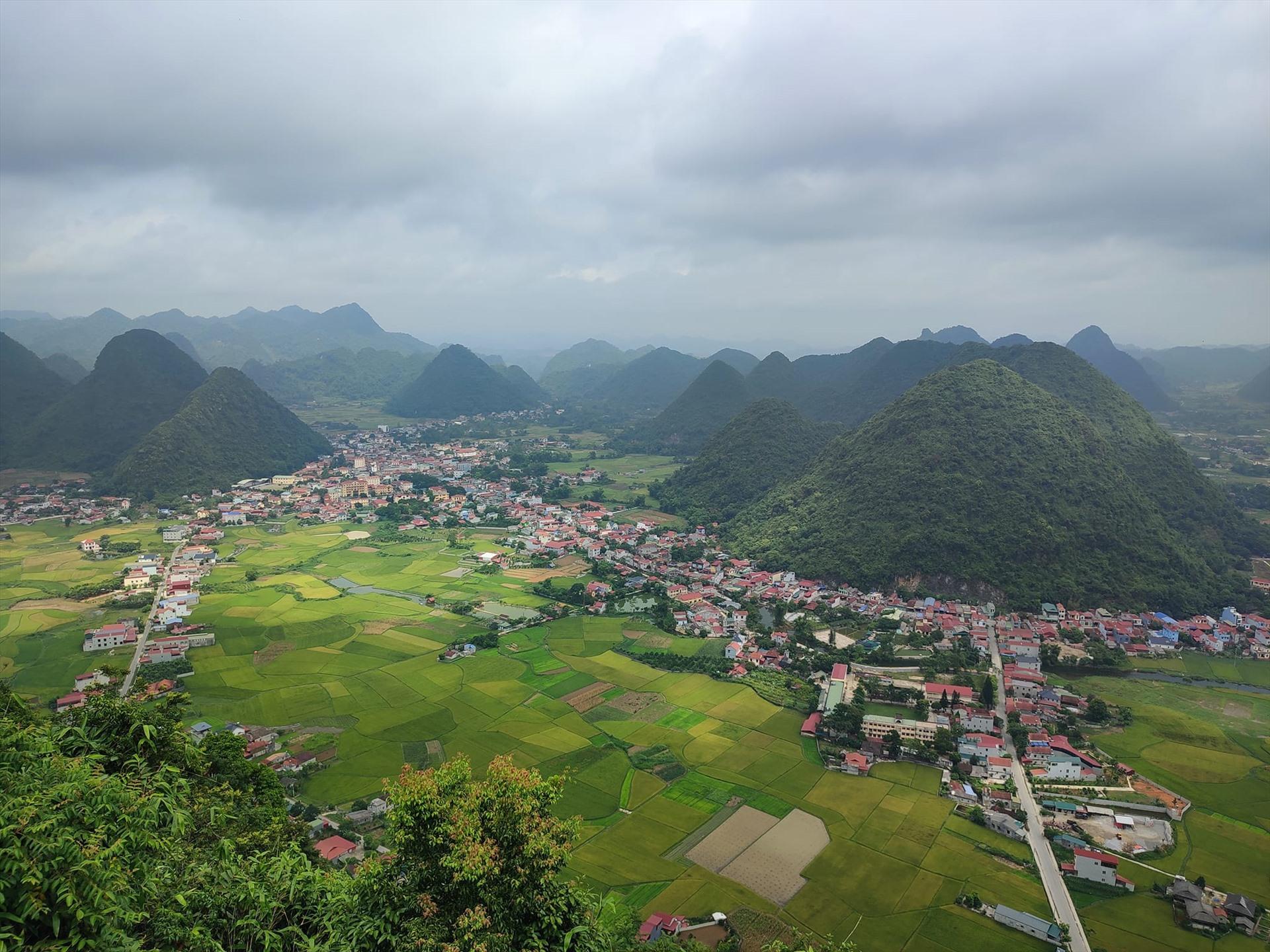 Để tới thung lũng Bắc Sơn, từ Hà Nội, di chuyển theo hướng quốc lộ 3 tới Thái Nguyên, sau đó rẽ sang hướng quốc lộ 1B, di chuyển thêm gần 80 km là tới nơi. Cách thị trấn Bắc Sơn khoảng 3 km, du khách có thể nán lại chỗ đèo Tam Canh, để săn mây luồn xuất hiện trên đỉnh núi vào sáng sớm.