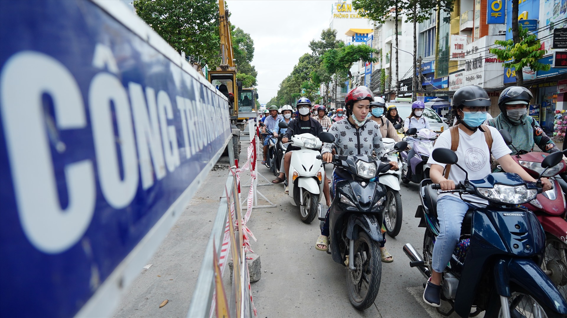 Chị Nguyễn Hồng Thơ (quận Ninh Kiều, TP Cần Thơ) chia sẻ, mỗi sáng chị đều phải đi qua đoạn đường này để đến chỗ làm, mặc dù đã tranh thủ đi sớm nhưng những ngày gần đây cũng hay gặp cảnh tắc đường, kẹt xe.