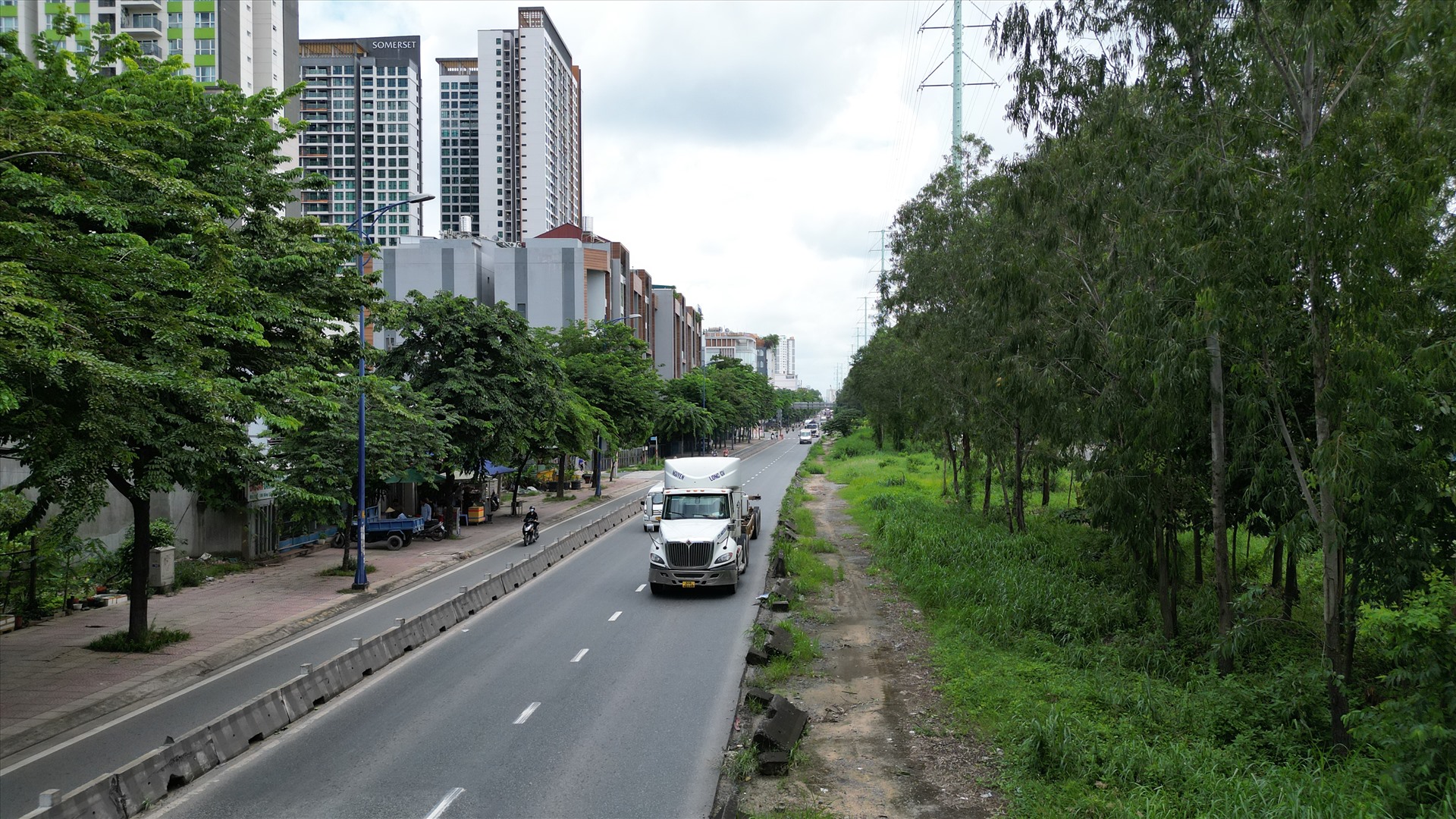 các đoạn khác không có công nhân, thiết bị nào. Vì vậy kế hoạch hoàn thành dự án vào tháng 8/2023 chắc chắn sẽ không hoàn thành. Trong khi đó đây là tuyến đường huyết mạch dẫn vào cảng Cát Lái, hàng ngày có hàng nghìn xe container ra vào chịu cảnh ùn tắc, kẹt xe.