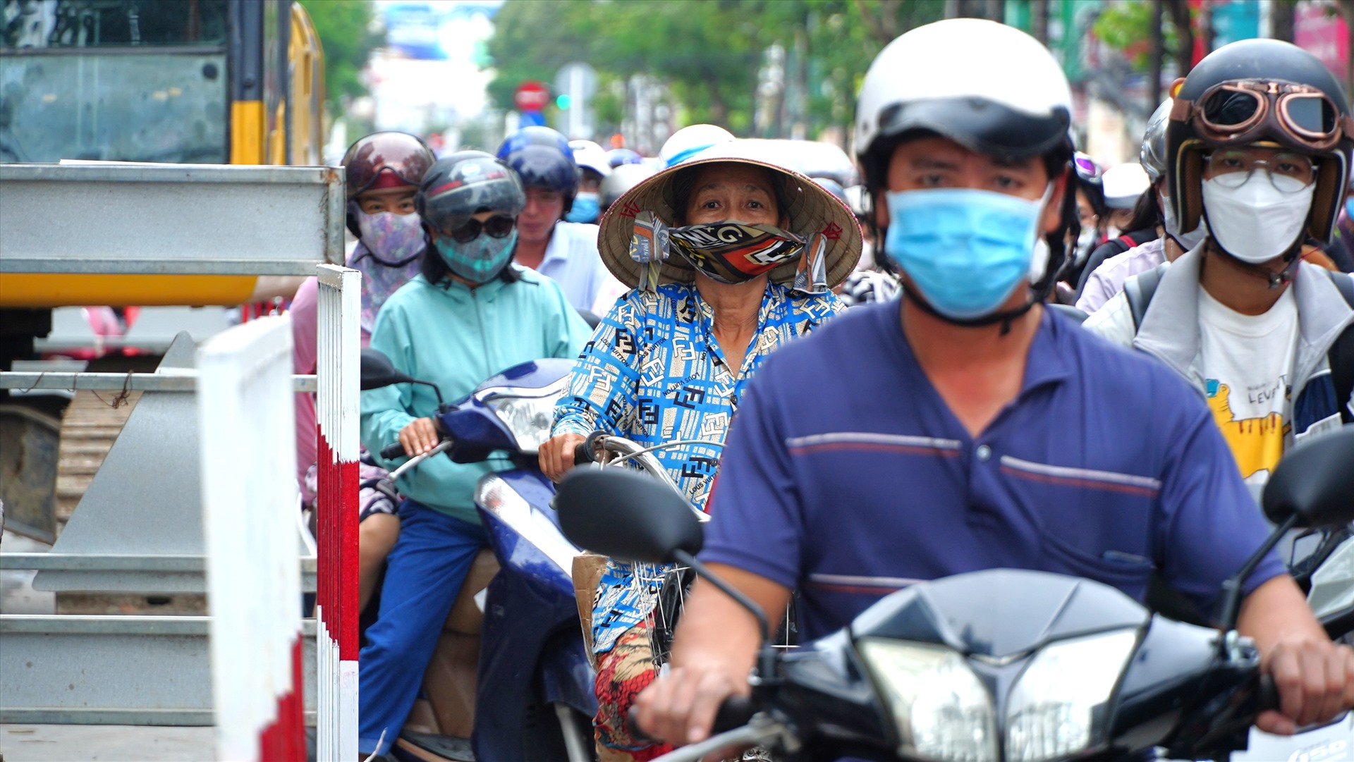 Ghi nhận của Lao Động ngày 26.7, tại đường Trần Hưng Đạo (quận Ninh Kiều), một trong những tuyến đường có mật độ lưu thông cao, nhiều máy móc thiết bị thi công công trình được rào chắn lại chiếm gần nửa diện tích mặt đường, khiến các phương tiện giao thông phải chen chúc, nối đuôi nhau nhích từng chút, ảnh hưởng đến việc di chuyển của người dân.