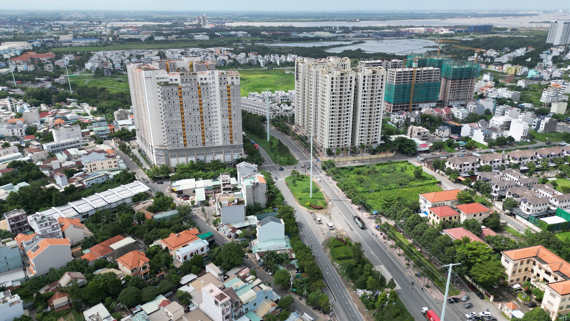 Mới đây, Công ty cổ phần Lạc An - nhà thầu thi công mở rộng đường Đồng Văn Cống ở cửa ngõ cảng Cát Lái bị dừng hợp đồng do để dự án trễ hẹn hơn 2 năm. Quyết định dừng hợp đồng được Sở Giao thông Vận tải đưa ra theo đề xuất của chủ đầu tư là Ban quản lý dự án đầu tư xây dựng các công trình giao thông thành phố. Trước đó, đơn vị này đã nhiều lần được gia hạn nhưng tiến độ thi công dự án vẫn ì ạch.