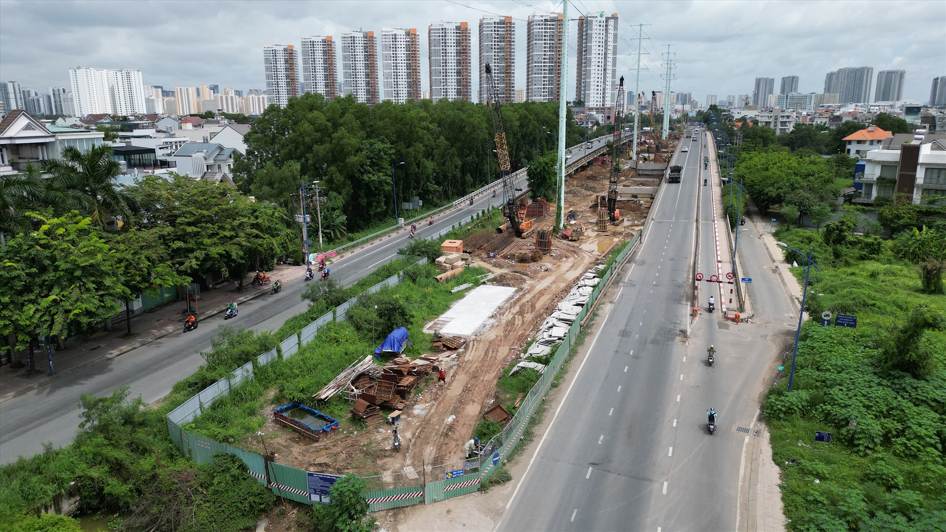 Tuy vậy, ghi nhận của Báo Giao thông, đến nay gần hết tháng 7, dự án mở rộng đường Đồng Văn Cống vẫn thi công ì ạch. Trên toàn tuyến 2,8km chỉ có đoạn cầu Giồng Ông Tố có công nhân thi công, các đoạn khác không có công nhân, thiết bị nào. Vì vậy kế hoạch hoàn thành dự án vào tháng 8/2023 chắc chắn sẽ không hoàn thành. Trong khi đó đây là tuyến đường huyết mạch dẫn vào cảng Cát Lái, hàng ngày có hàng nghìn xe container ra vào chịu cảnh ùn tắc, kẹt xe.