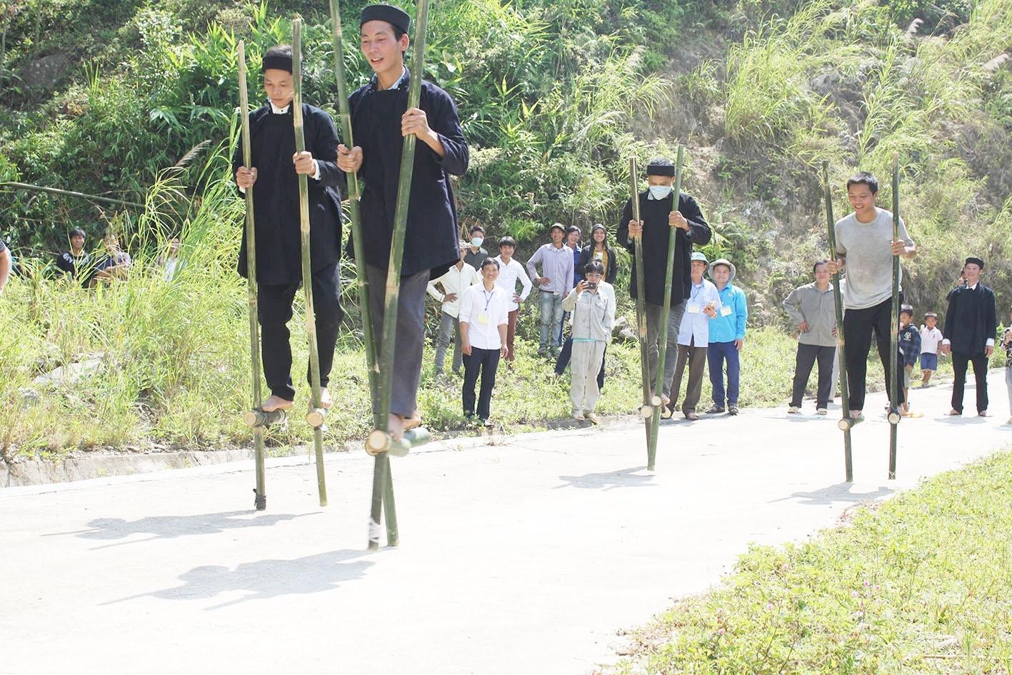 Các trai bản La Chí trổ tài thi cà kheo