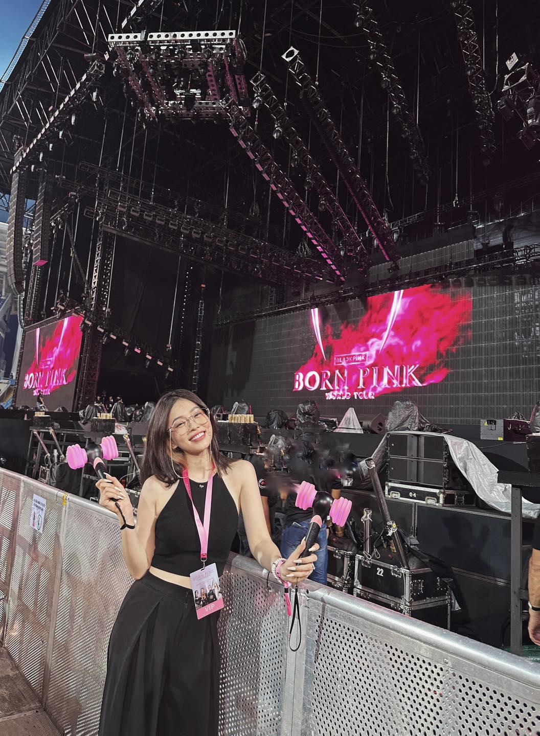 Với buổi concert Blackpink tại Hà Nội, Phương Nga lựa chọn trang phục khá đơn giản tông màu đen với áo yếm và quần ống rộng. Cô cũng không quên cầm theo lightstick hồng để tạo điểm nhấn cho tổng thể trang phục. Ảnh: Nhân vật cung cấp.